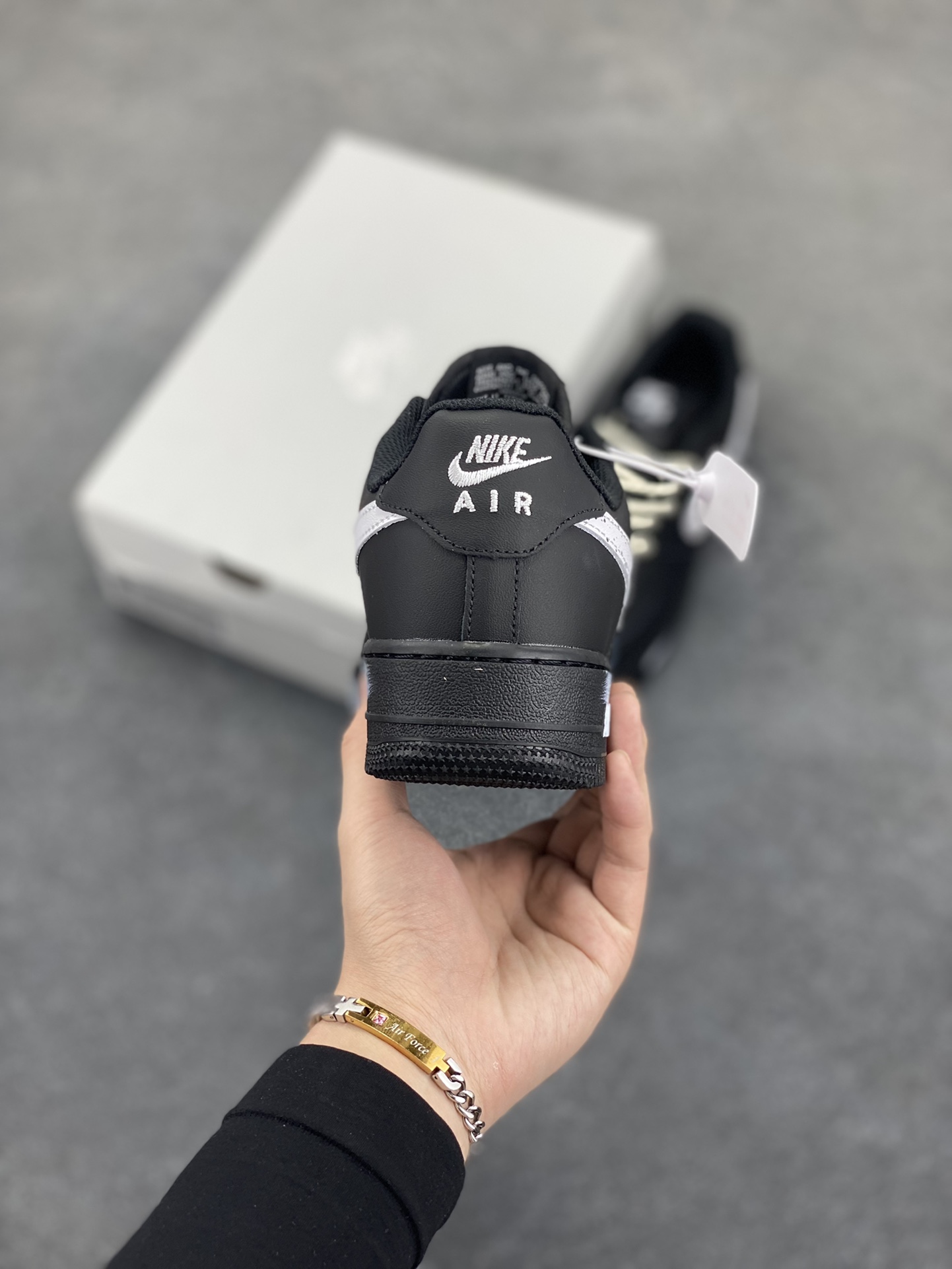 图片[4]-Nike Air Force 1 Low 空军一号低帮百搭休闲运动板鞋。柔软、弹性十足的缓震性能和出色的中底设计，横跨复古与现代的外型结合，造就出风靡全球三十多年的Force 1，直到今天还深受青睐。 货号：FZ0627-010 尺码：36 36.5 37.5 38 38.5 39 40 40.5 41 42 42.5 43 44 44.5 45-选品中心