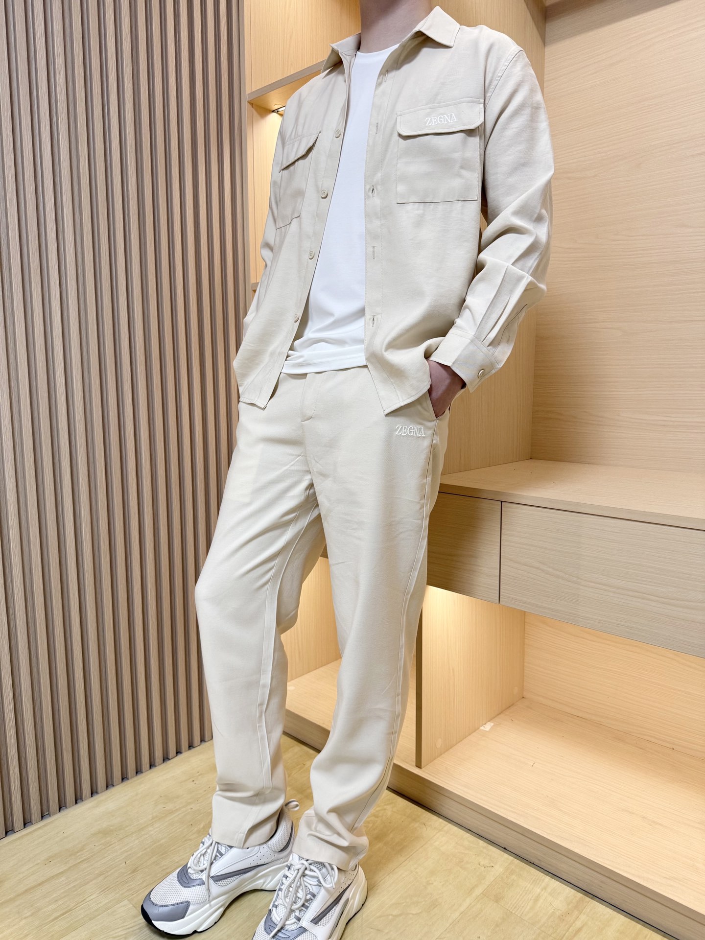 NO:145960,Jenya-2025 counter latest hit set, hot-selling items in European and American counters!  Selected Italian linen shiny fabrics with the latest design, three-dimensional tailoring is crisp and stylish, and the brand's English embroidery embellishment makes you look more elegant. You are definitely worthy of it. Number of codes 48-56 (model 180/140 wears 50, with Hong Kong Lane Crawford gift box packaging), zegna, alexander wang19860909杰尼亚-2025专柜最新爆款套装,欧美专柜热销单品！精选意大利亚麻天丝面料搭配最新的设计,立体剪裁挺括有型 ,加上品牌英文刺绣点缀更显雅致 您绝对值得拥有.码数48-56（模特180/140穿50,配香港连卡佛礼盒包装),,zegna,alexander wang,Men's clothing