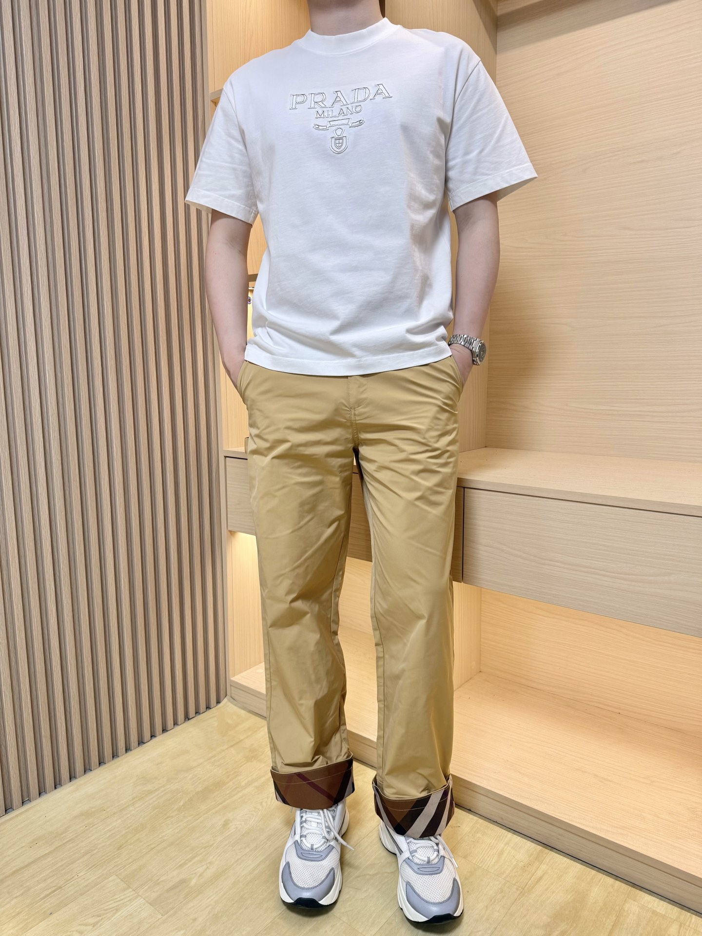 NO:145970,Burberry-2025 counter latest hot casual pants are shipped, and European and American counters are on sale simultaneously!  Selected imported Italian fine cotton fabrics with straight-leg design, and the plaid design on the flip of the trouser legs shows fashion. You are definitely worthy of having. Code M-XXXL (model 180/140 wears M, with Hong Kong Lane Crawford gift box packaging), burberry, alexander wang19860909巴宝莉-2025专柜最新爆款休闲裤出货 欧美专柜同步发售！精选意大利进口精棉面料搭配直筒设计,裤脚翻边的格纹设计彰显时尚 您绝对值得拥有.码数M-XXXL（模特180/140穿M,配香港连卡佛礼盒包装）,,burberry,alexander wang,Men's clothing