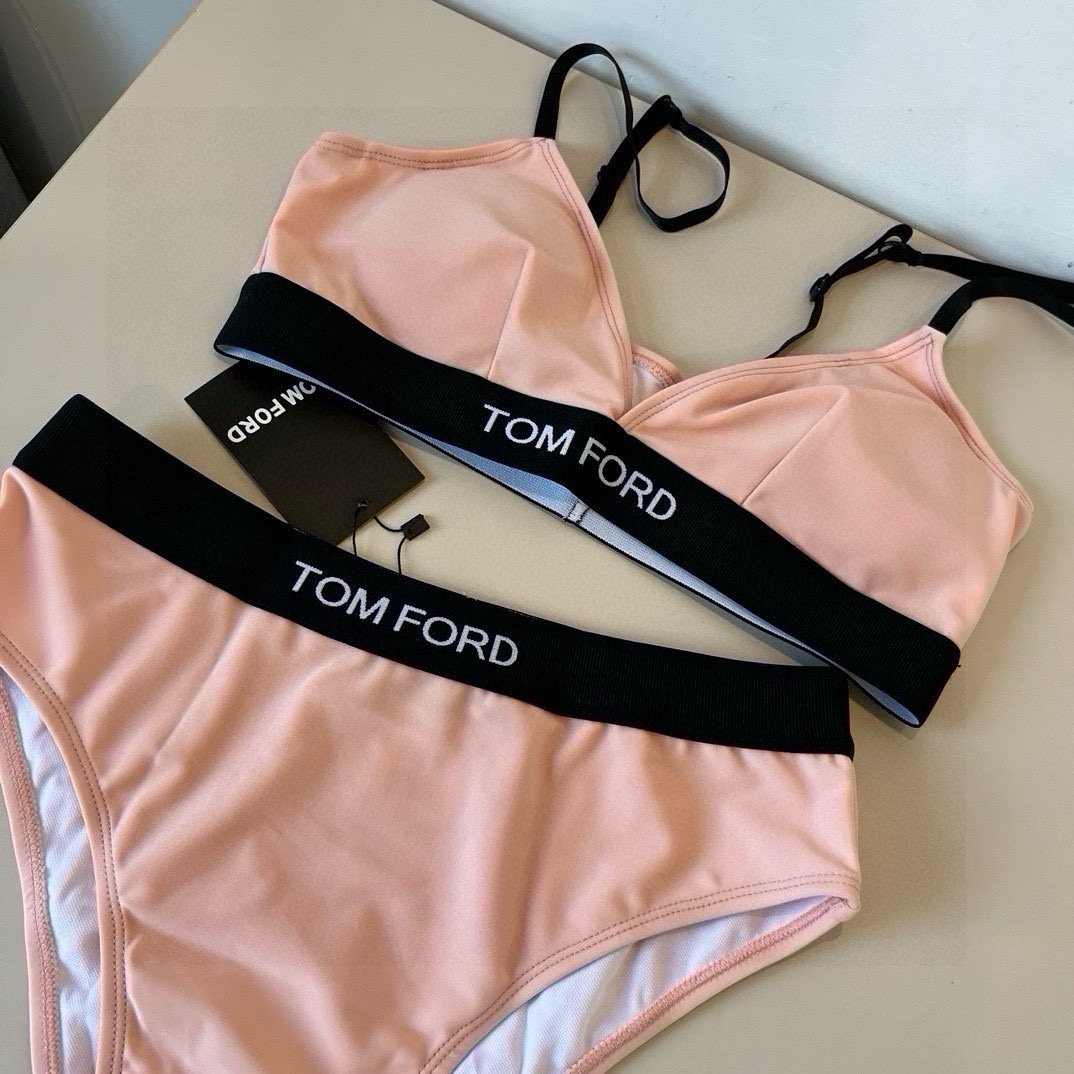 。
TOMFORD新款比基尼中古套装  吊带背心 三角打底裤分体泳衣 S M L X L