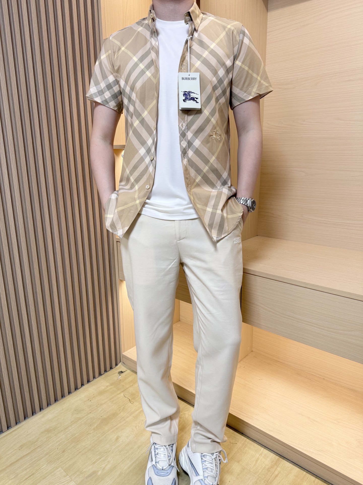 NO:146001,Burberry-2025 counter latest shirts are shipped, and European and American counters are on sale simultaneously!  Selected Italian custom-made cotton fabrics with the latest contrasting fine plaid design, simple and elegant, and are very suitable for business and casual. S-2XL (model 180/140 wearing M code, with Hong Kong Lane Crawford gift box packaging), burberry, alexander wang19860909巴宝莉-2025专柜最新衬衣出货 欧美专柜同步发售！精选意大利定制精棉面料搭配最新的撞色细格纹设计,简约大方 商务休闲都非常适合.码数S-2XL（模特180/140穿M码,配香港连卡佛礼盒包装）,,burberry,alexander wang,Men's clothing