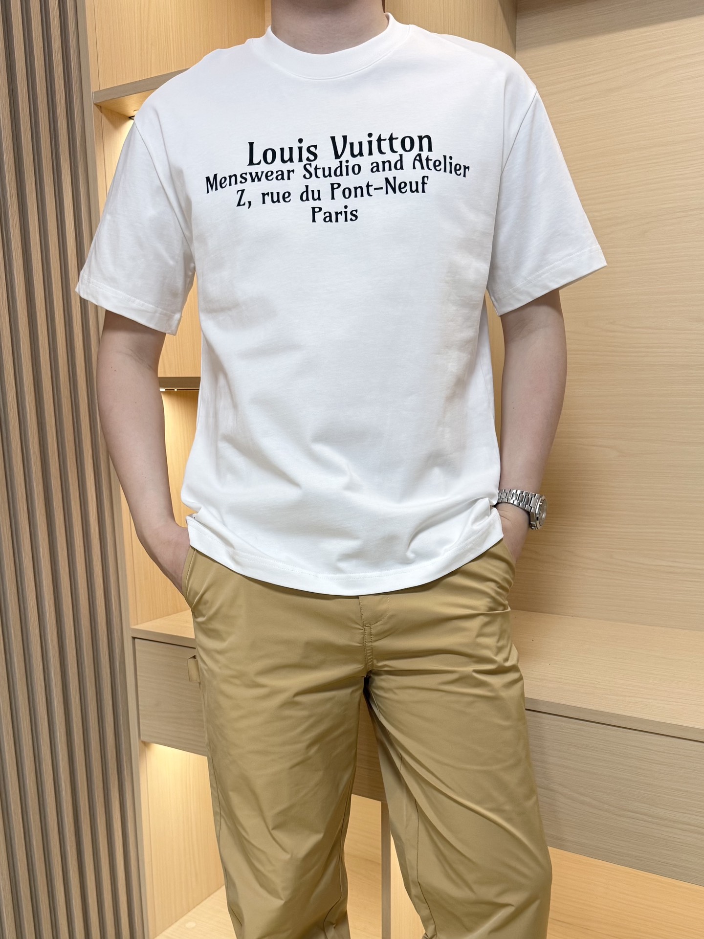NO:146010,Louis Vuitton-2025 latest round neck T-shirt shipment, hot-selling items in European and American counters!  Selected high-density cotton fabric imported from Italy, the brand logo on the chest is matched with the latest design, showing fashion, the base and outerwear are quite good looking. The number of code XS-XL (model 180/140 wear S, with Hong Kong Lane Crawford gift box packaging), louis vuitton,tees, t-shirt, alexander wang19860909路易威登-2025最新圆领T恤出货 欧美专柜热销单品！精选意大利进口高密精棉面料,胸口的品牌标志搭配最新的设计,彰显时尚 打底和外穿都相当好看.码数XS-XL（模特180/140穿S,配香港连卡佛礼盒包装）,,louis vuitton,tees，t-shirt,alexander wang,Men's clothing