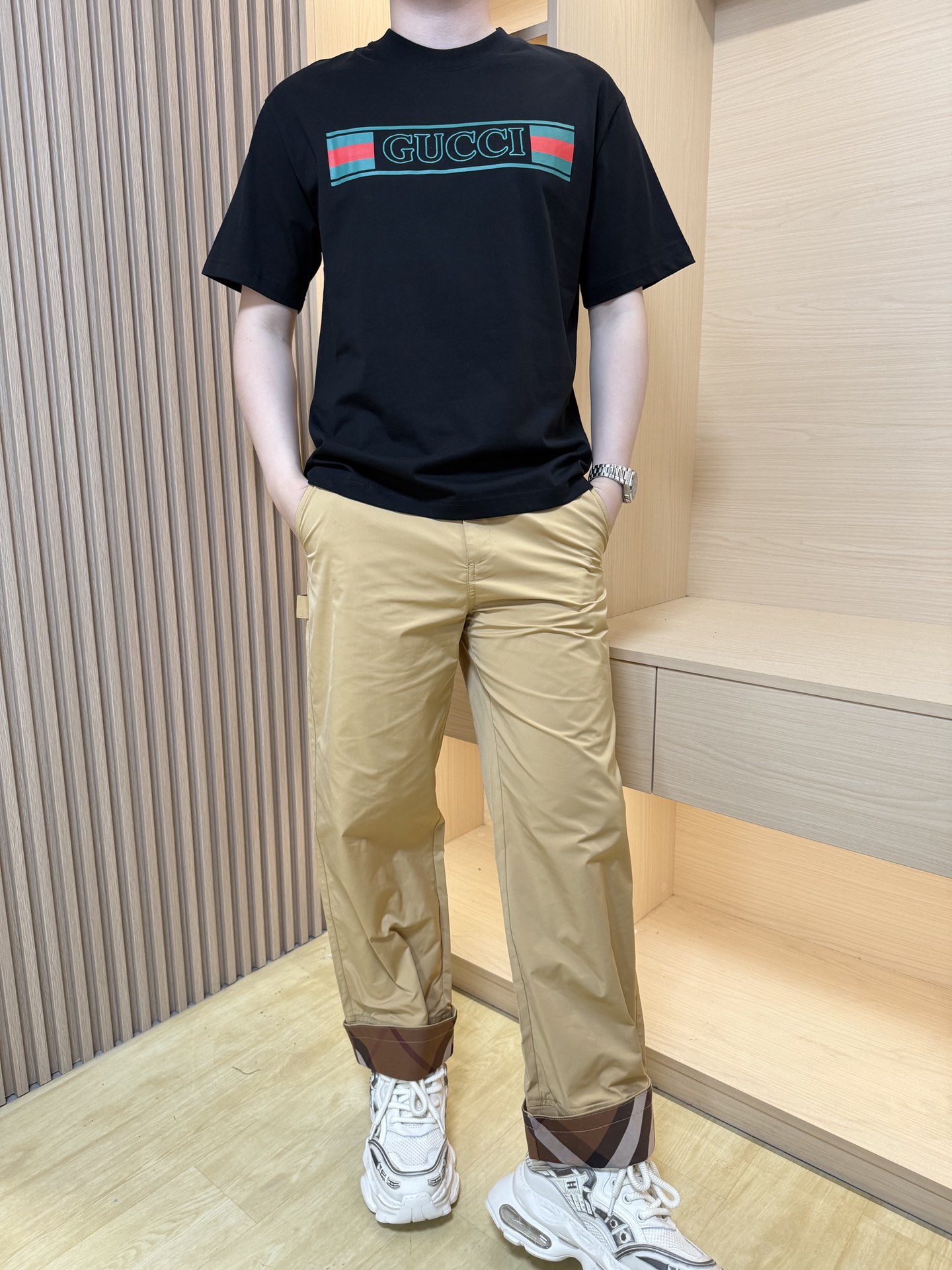 NO:146031,Guqi-2025 latest round neck T-shirt shipment, hot-selling items in European and American counters!  Selected high-density precision cotton fabric imported from Italy, the brand logo on the chest is matched with the latest design, showing fashion, the base and outerwear are quite good looking. The code number XS-XL (model 180/140 wear S, with Hong Kong Lane Crawford gift box packaging), tees, t-shirt, alexander wang19860909古琦-2025最新圆领T恤出货 欧美专柜热销单品！精选意大利进口高密精棉面料,胸口的品牌标志搭配最新的设计,彰显时尚 打底和外穿都相当好看.码数XS-XL（模特180/140穿S,配香港连卡佛礼盒包装）,,tees，t-shirt,alexander wang,Men's clothing