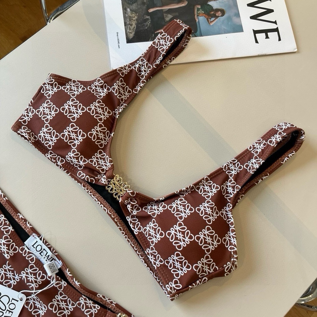 。
LOEWE罗意威 新款比基尼😍🥰适合多种场景的游泳衣🏊‍♀️海边 游泳池 温泉 水上乐园 漂流都可以