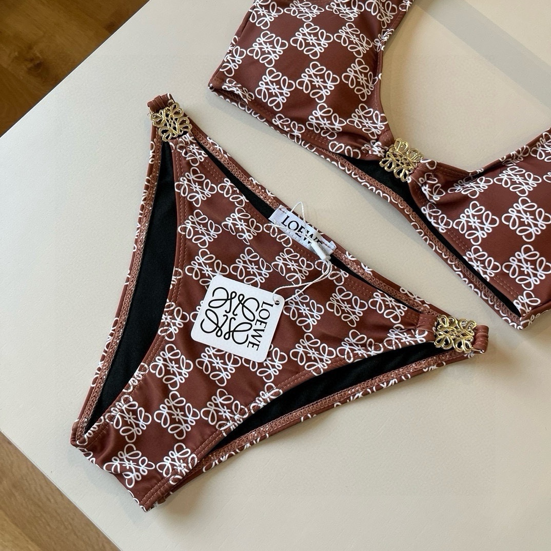 。
LOEWE罗意威 新款比基尼😍🥰适合多种场景的游泳衣🏊‍♀️海边 游泳池 温泉 水上乐园 漂流都可以