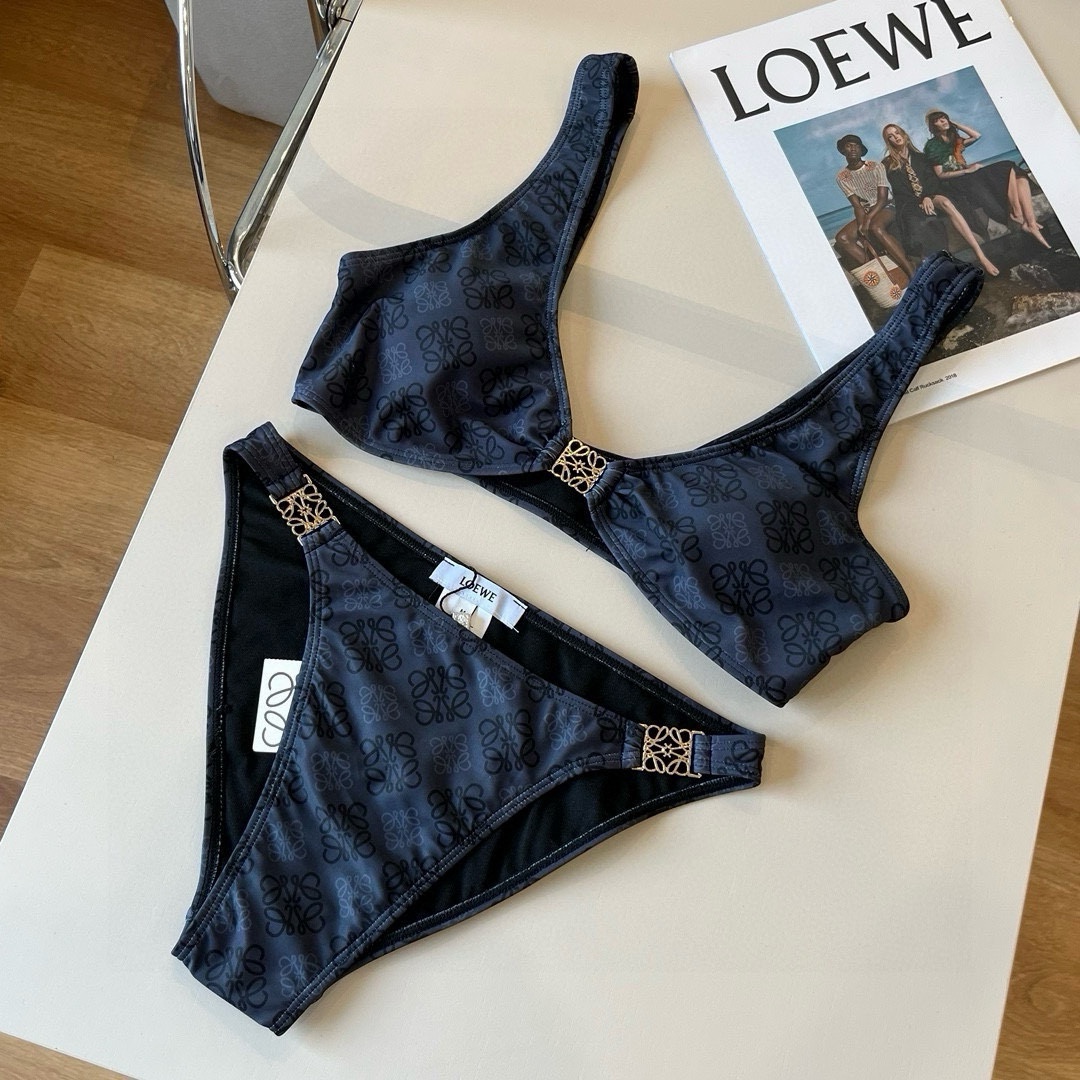 。
LOEWE罗意威 新款比基尼😍🥰适合多种场景的游泳衣🏊‍♀️海边 游泳池 温泉 水上乐园 漂流都可以
