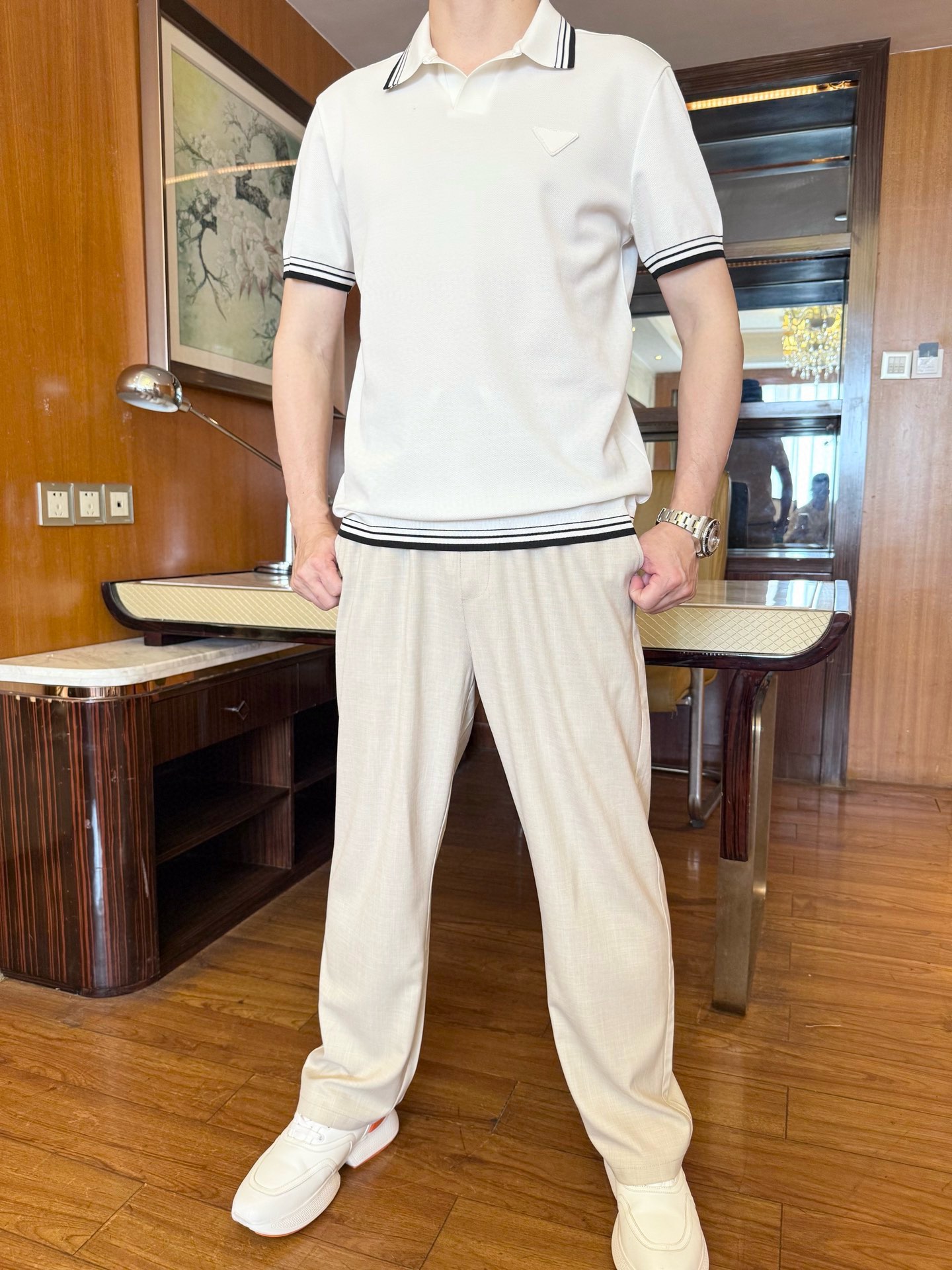 NO:145920,Prada-2025 counter latest hot-selling Polo, European and American counters, hot-selling items!  Selected Italian imported bead flooring fabrics with simple and fashionable designs, and the exquisite Y-shaped collar shows the charm. You must not miss it. Size 48-56 (model 173/130 wears 48, with Hong Kong Lane Crawford gift box packaging), prada, alexander wang19860909普拉达-2025专柜最新爆款Polo出货 欧美专柜热销单品！精选意大利进口珠地棉面料搭配简约时尚的设计,精致的Y字领彰显韵味 您绝对不容错过.尺码48-56（模特173/130穿48、配香港连卡佛礼盒包装）,,prada,alexander wang,Men's clothing