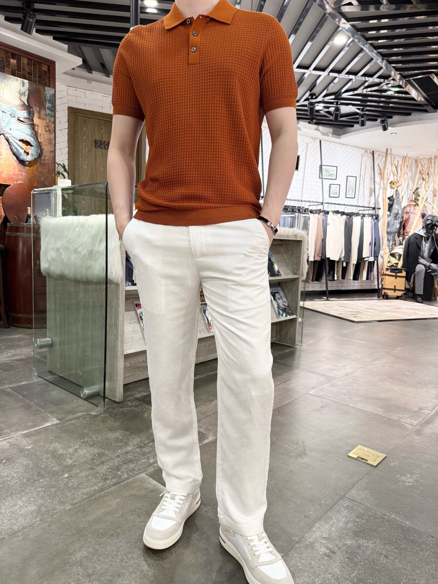 NO:146041,The hottest version of BV-2025 Tianshi Mulberry Silk Blend Knitted Short-sleeved Polo Fixed Dyeing Yarn The fabric is made of Tianshi (also known as Laiser) mulberry silk cotton, which has the following characteristics: 1. Light and breathable This fabric combines the lightness of Tianshi and the breathability of mulberry silk, making the overall fabric very light and breathable. It is suitable for wearing in summer and can keep the skin dry and comfortable. 2. Soft and comfortable The soft and smoothness of Tianshi and the delicate touch of mulberry silk make the fabric soft and smooth, comfortable and not stuffy. This fabric is suitable for sleeping naked and will not irritate the skin. It is suitable for people with sensitive skin. 3. Moisture-wicking Tenshi and Mulberry Silk have excellent moisture absorption, which can absorb sweat and moisture discharged from the body and keep the skin dry. This characteristic makes the fabric provide good comfort in hot summers.  4. Antibacterial and antibacterial tines and mulberry silk have antibacterial properties, which can effectively inhibit the growth of bacteria and mites, and are suitable for people with sensitive skin. 5. The combination of high gloss and mulberry silk makes the fabric have a higher gloss and a more high-end and elegant appearance. Size 48-56 (model 180/140 wears 50), bottega veneta, T-shirt, alexander wang19860909补单爆款BV-2025天丝桑蚕丝混纺针织短袖Polo 定织定染纱线 面料材质采用天丝（又称莱赛尔）桑蚕丝棉,具有以下特点 1.轻薄透气这种面料结合了天丝的轻薄和桑蚕丝的透气性,使得整体面料非常轻薄且透气,适合在夏季穿着,能够保持皮肤的干爽和舒适 2. 柔软舒适天丝的柔顺光滑与桑蚕丝的细腻触感相结合,使得面料触感柔软丝滑,贴肤舒适不闷热.这种面料适合裸睡,不会刺激皮肤,适合敏感肌肤的人群使用 3.吸湿排汗天丝和桑蚕丝都具有优异的吸湿性,能够吸收身体排出的汗液和水分,保持皮肤干爽.这种特性使得面料在炎热的夏季也能提供良好的舒适度 4.抗菌抑菌天丝和桑蚕丝都具有抗菌抑菌的特性,能够有效抑制细菌和螨虫的滋生,适合敏感肌肤的人群使用 5.光泽度高天丝和桑蚕丝的结合使得面料具有较高的光泽度,外观更加高档和优雅 尺码48-56（模特180/140穿50）,,bottega veneta,T-shirt,alexander wang,Men's clothing