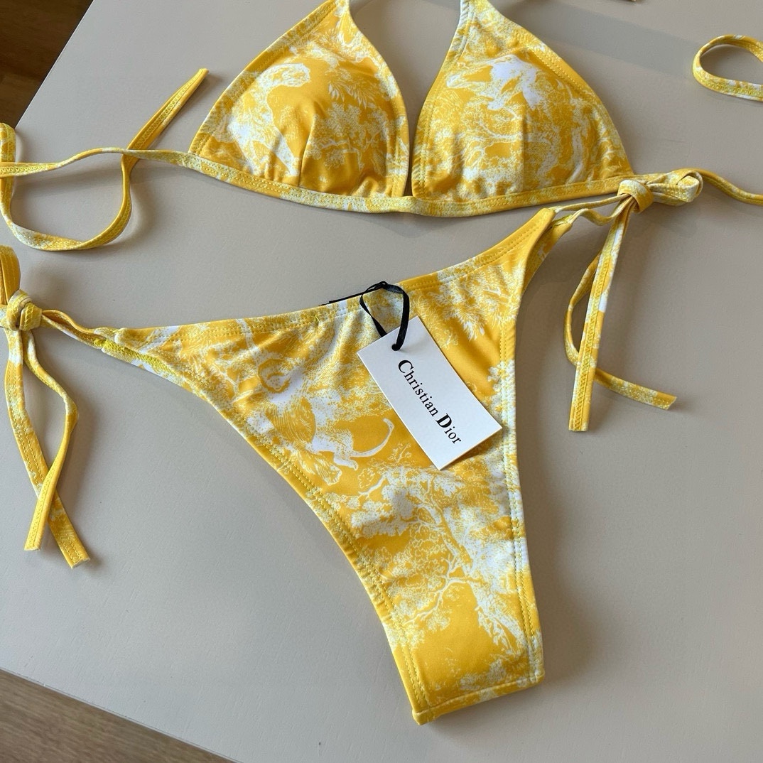 。
Dior 迪奥新款分体泳衣😍🥰适合多种场景的游泳衣🏊‍♀️海边 游泳池 温泉 水上乐园 漂流都可以😌