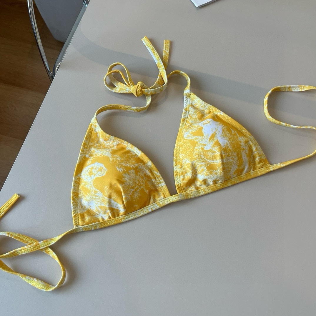 。
Dior 迪奥新款分体泳衣😍🥰适合多种场景的游泳衣🏊‍♀️海边 游泳池 温泉 水上乐园 漂流都可以😌
