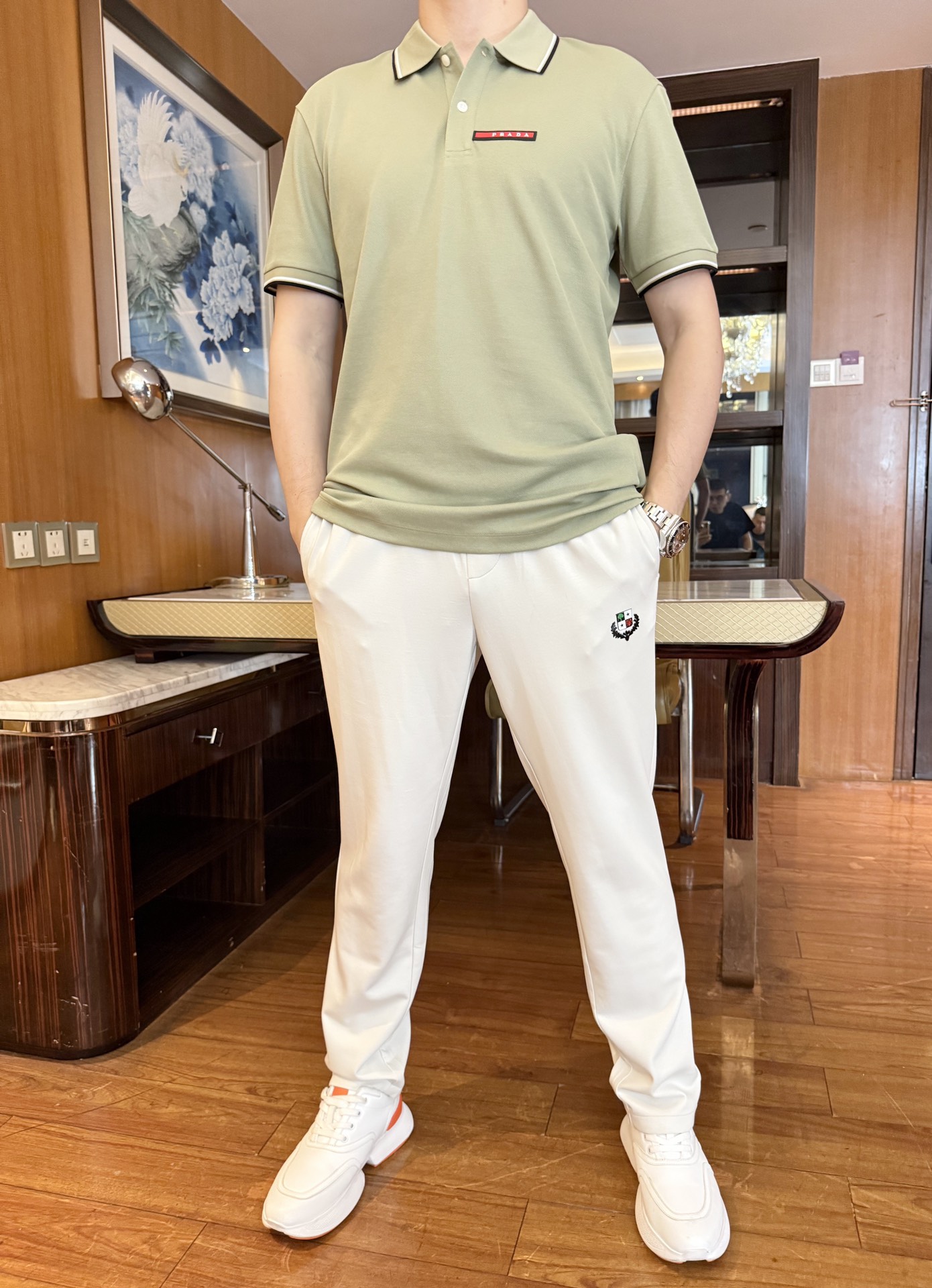 NO:142357,Prada-2025 counter latest hot-selling Polo, London counter hot-selling items!  Selected Italian imported bead goblin cotton fabrics with the latest designs of the brand, the exquisite brand logo on the chest shows the style and upper body effect. The number of codes is 48-56 (model 173/130 wears 48, with Hong Kong Lane Crawford gift box packaging), prada, alexander wang19860909普拉达-2025专柜最新爆款Polo出货 伦敦专柜热销单品！精选意大利进口珠地精棉面料搭配品牌最新的设计,胸前的精致品牌标志彰显格调上身效果看得见.码数48-56（模特173/130穿48,配香港连卡佛礼盒包装）,,prada,alexander wang,Men's clothing