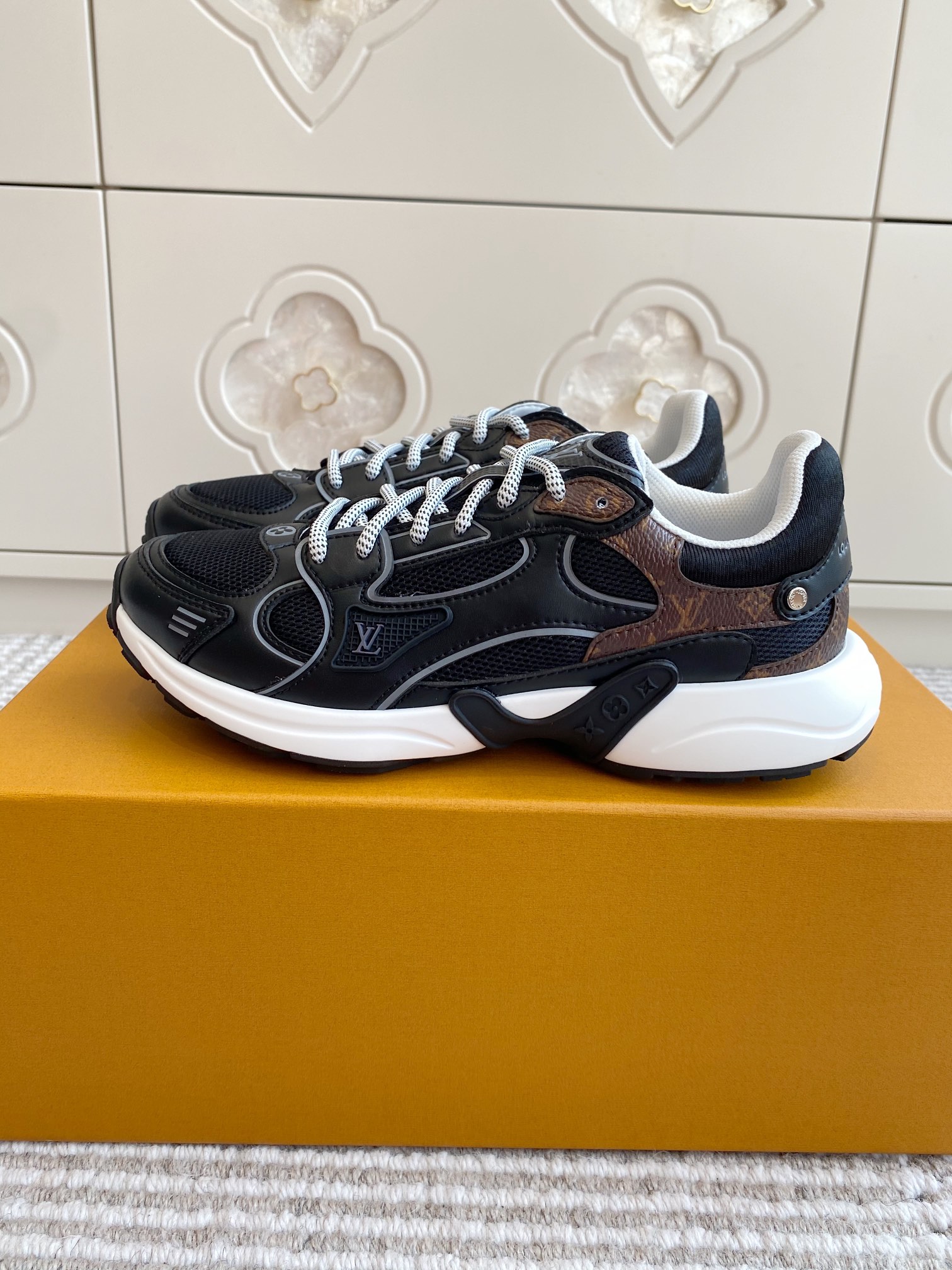 NO:385325,[LV official website synchronized new models | Purchase-level quality] Brothers and sisters!  LV also has its own 'Silver Horn King' couple shoes. This pair of Olympia series couple shoes is too explosive. Simple design + technological sense of outsole = fashion is directly full. Core highlights. Imported cowhide + customized mesh. Breathable to fly~ Original mold opening sole. Feet feels like cotton. The same size for men and women. Size 35-45 for men and women (45 sizes need to be customized) Enjoy the same style of aircraft box packaging for counter (unboxing ceremony get) #luxury shopping agency #LV new style #couple shoes ceiling, casual shoes/sports shoes, louis vuitton, alexander wang, sneakers, cowhide19860909【LV官网同步新款｜代购级品质】  兄弟姐妹们！LV也有自己的“银角大王”情侣鞋了  这双Olympia系列情侣鞋也太炸了吧  简约设计+科技感大底=时尚度直接拉满  核心亮点  进口牛皮+定制网面 透气到飞起～  原版开模大底 脚感堪比踩棉花  男女同款35-45码（45码需定制）  下单即享  专柜同款飞机盒包装（拆箱仪式感get） #奢侈品代购 #LV新款 #情侣鞋天花板,休闲鞋/运动鞋,louis vuitton,alexander wang,sneakers,cowhide,Women's Shoes