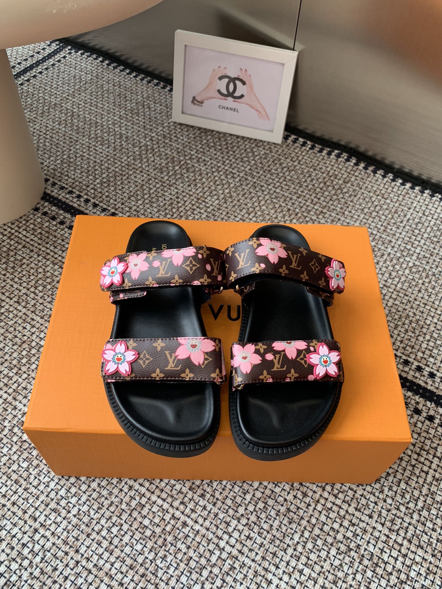 NO:409553,LV2025ss Sakura Series Spring and Summer New Slipper Velcro Adjustable Flexible Design Full Beach Style Original Open-Model LV Metal Logo Decorative Upper Cowhide Custom imported jacquard fabric/original presbyterian leather Water-dyed sheepskin inner three-layer combination sole (water table + wear-resistant velvet + rubber sole) Size 35-46 (men 45 46 customized, slippers sandals, louis vuitton, sandals, slippers, cowhide, sheepskin19860909LV2025ss樱花系列春夏新款拖鞋魔术贴可调松紧的设计 满满的沙滩风情 原版开模LV金属logo装饰鞋面牛皮 定制进口提花布料/原版老花皮料 水染羊皮内里三层组合大底 (水台+耐磨绒+橡胶底) 码数35-46（男45 46定做,拖鞋凉鞋,louis vuitton,sandals,slippers,cowhide,sheepskin,Women's Shoes