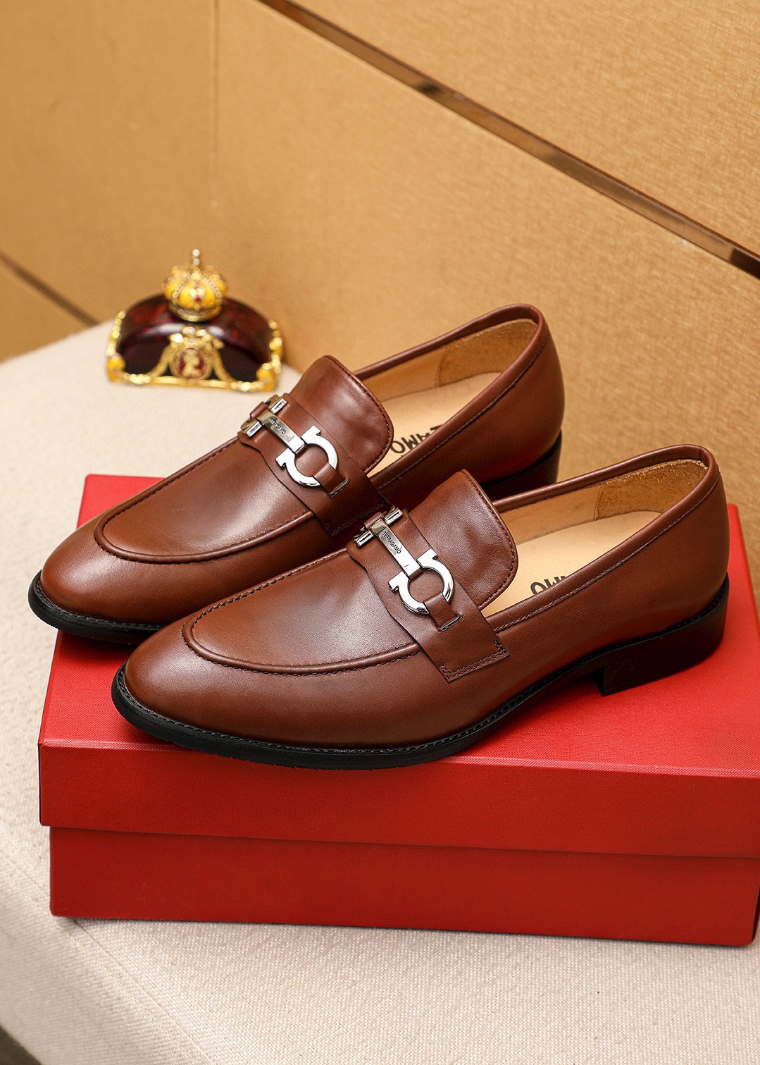 Salvatore Ferragamo Men's Leather Loafers with Iconic Buckle Detail 4 i1745460601 1004 2