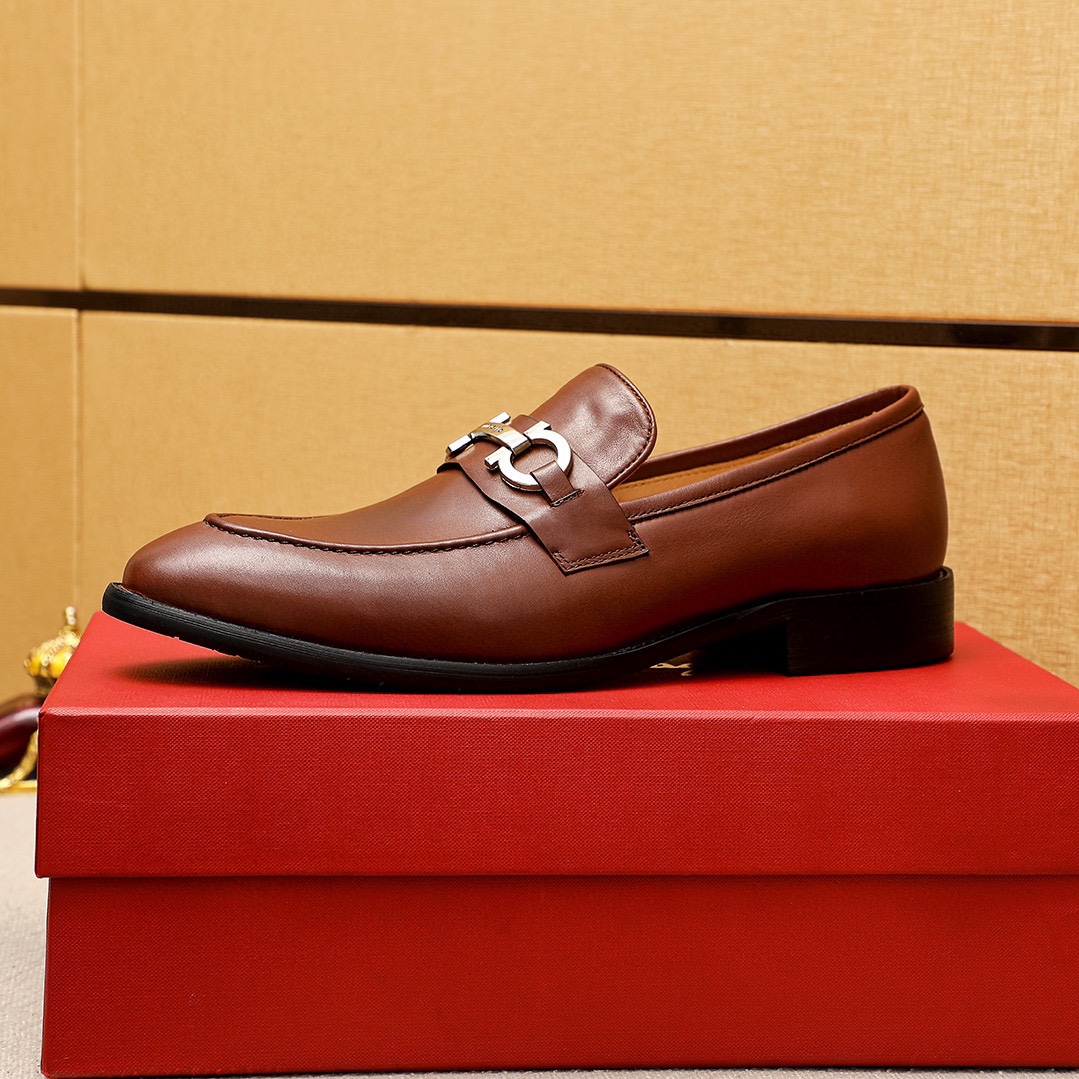 Salvatore Ferragamo Men's Leather Loafers with Iconic Buckle Detail 7 i1745460601 4280 5