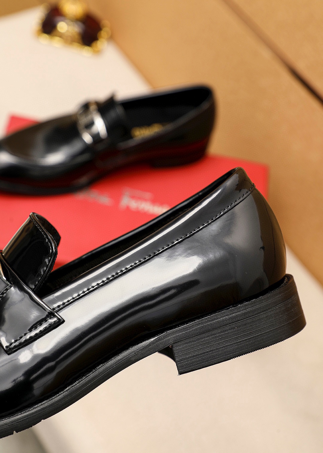 Salvatore Ferragamo Men's Leather Loafers with Iconic Buckle Detail 8 i1745460873 3721 6