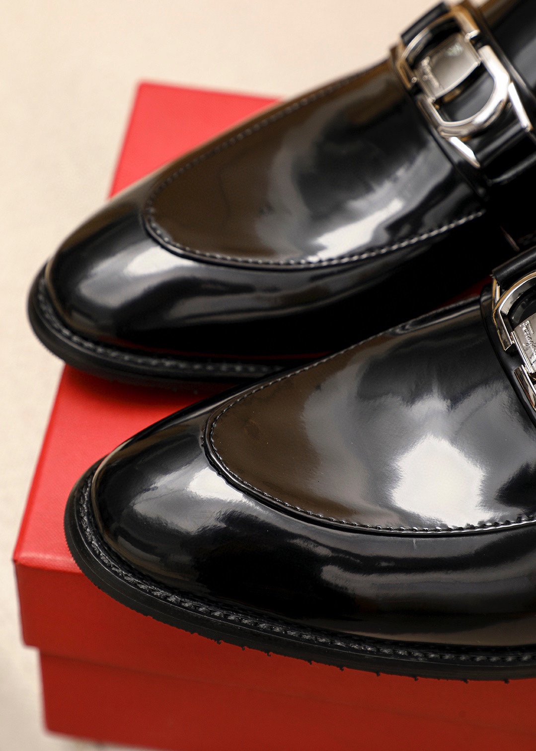 Salvatore Ferragamo Men's Leather Loafers with Iconic Buckle Detail 7 i1745460873 7995 5