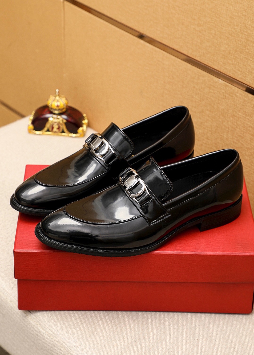 Salvatore Ferragamo Men's Leather Loafers with Iconic Buckle Detail 4 i1745460873 8448 2