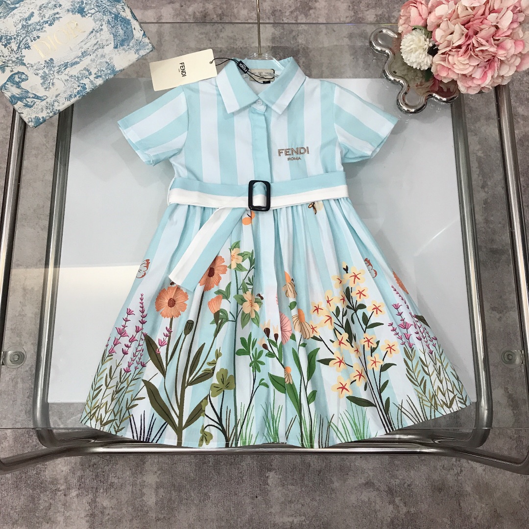 NO:211476,【Spot delivery】 FEND* Big children's style ~ Limited series Small lapel dress Exquisite style Original 1:1 Created with exquisite embroidery LOGO on the chest and small fresh bouquet prints with skirt hem. Belt waist design Soft and comfortable, skin-friendly and not tied, excellent upper body effect, a must-have artifact for the princess~ size size 90---120-130-140-150 [CM] Counter packaging 70, clothes, fendi, skirts,19860909【现货发】  FEND* 大童款～限定系列 小翻领连衣裙 精致款 原版1:1打造 胸前精致刺绣LOGO搭配裙摆小清新花束印花 腰带收腰设计 柔顺舒适 亲肤不扎 上身效果极好 公主的必备神器～  size尺码90---120-130-140-150【CM】 专柜包装70,衣服,fendi,skirts,,Children's