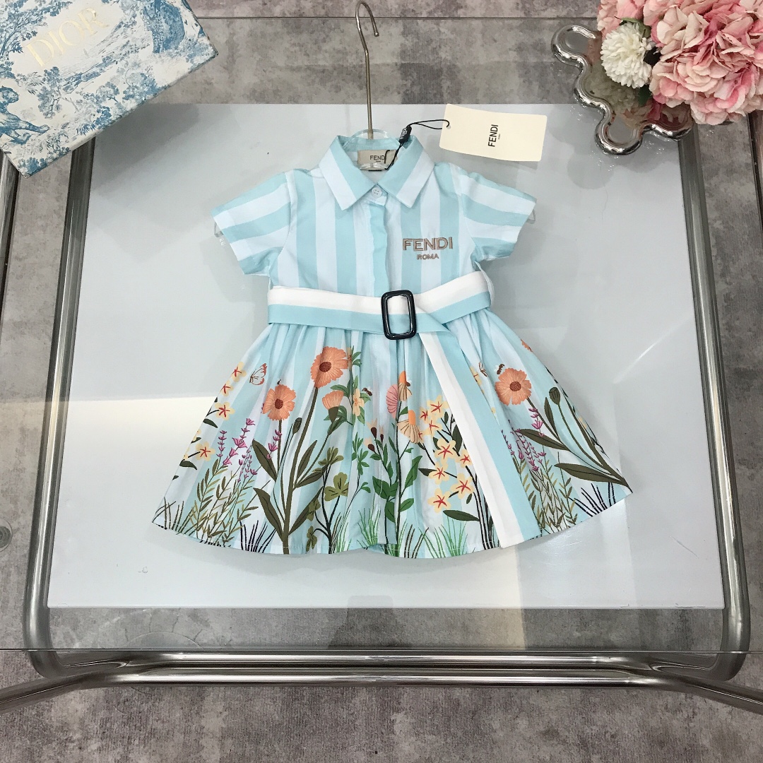 NO:211484,[Spot delivery] FEND* Infant and Toddler style ~ Limited series Small lapel dress Exquisite style Original 1:1 Created with exquisite embroidery LOGO on the chest and small fresh bouquet prints with skirt hem. Belt waist design Soft and comfortable, skin-friendly and not tied, excellent upper body effect, a must-have artifact for princess~ size3-6M/6-9M/9-12M/12-18M/18-24M [M represents month] Counter packaging 70, clothes, fendi, skirts,19860909【现货发】  FEND* 婴幼儿款～限定系列 小翻领连衣裙 精致款 原版1:1打造 胸前精致刺绣LOGO搭配裙摆小清新花束印花 腰带收腰设计 柔顺舒适 亲肤不扎 上身效果极好 公主的必备神器～  size3-6M/6-9M/9-12M/12-18M/18-24M【M代表月份】 专柜包装70,衣服,fendi,skirts,,Children's