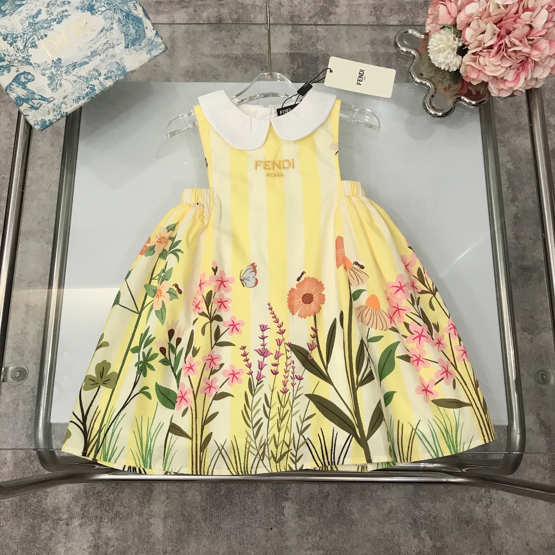NO:211492,[Spot delivery] FEND* Big Children's Style ~ Limited Series Small Lapel Vest Dress Exquisite Original 1:1 Created with light yellow summer atmosphere Full of exquisite embroidery LOGO on the chest and a small fresh bouquet print with a skirt. Soft and comfortable, skin-friendly and not tied. The upper body effect is excellent. A must-have artifact for the princess~ size size 90---120-130-140-150 [CM] Counter packaging 70, clothes, fendi, skirts,19860909【现货发】  FEND* 大童款～限定系列 小翻领背心款连衣裙 精致款 原版1:1打造 淡黄色系夏季气息满满 胸前精致刺绣LOGO搭配裙摆小清新花束印花 柔顺舒适 亲肤不扎 上身效果极好 公主的必备神器～  size尺码90---120-130-140-150【CM】 专柜包装70,衣服,fendi,skirts,,Children's