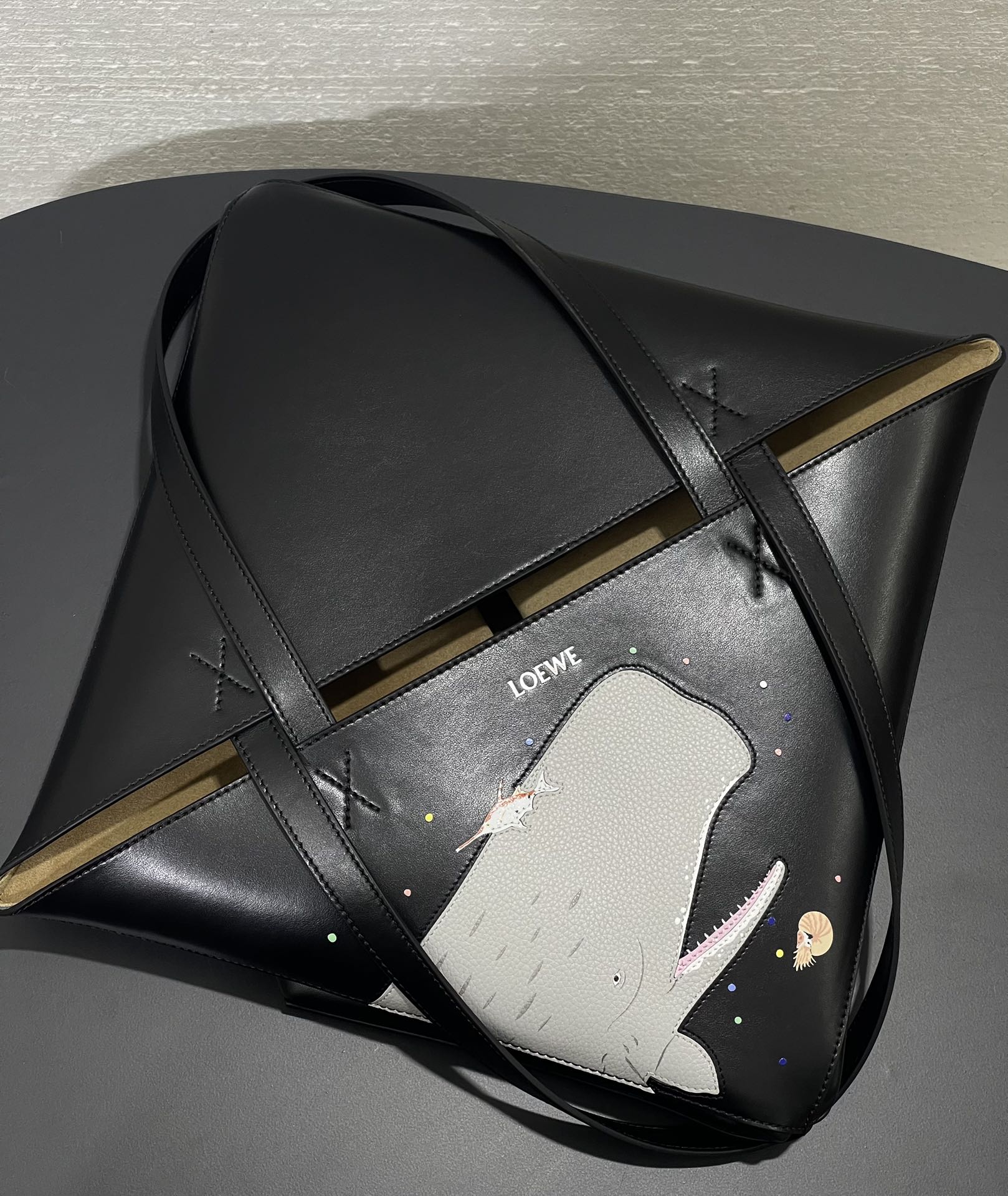 NO:671953,The highly photographed SunaFujita collaboration!  The whale limited folding tote bag is so beautiful!  The whole whale is the Luo family’s exclusive inlay technology, silk screen printing and stitching. The technology is super complex and the level of difficulty is u!  Very textured!  It brings you a new and childlike experience that is fun and practical without losing your personality!  Style No. 89276, bottom length 28.5 (bag opening 40), height 36, bottom width 16 (only with gift bag), Loewe wallet, loewe, loewe, wallets19860909出镜率超高的SunaFujita 联名款！ 鲸鱼限定折叠tote包 太好看啦！ 整条鲸鱼是罗家独家的镶嵌工艺 丝印 缝线 工艺超级复杂 难度u！ 非常有质感 ！带给大家童趣盎然的新体验 不失个性也好玩超实用！ 款号89276底长28.5（袋口40）高36底宽16（只配礼品袋）,罗意威钱包,loewe,loewe,wallets,欧美剧