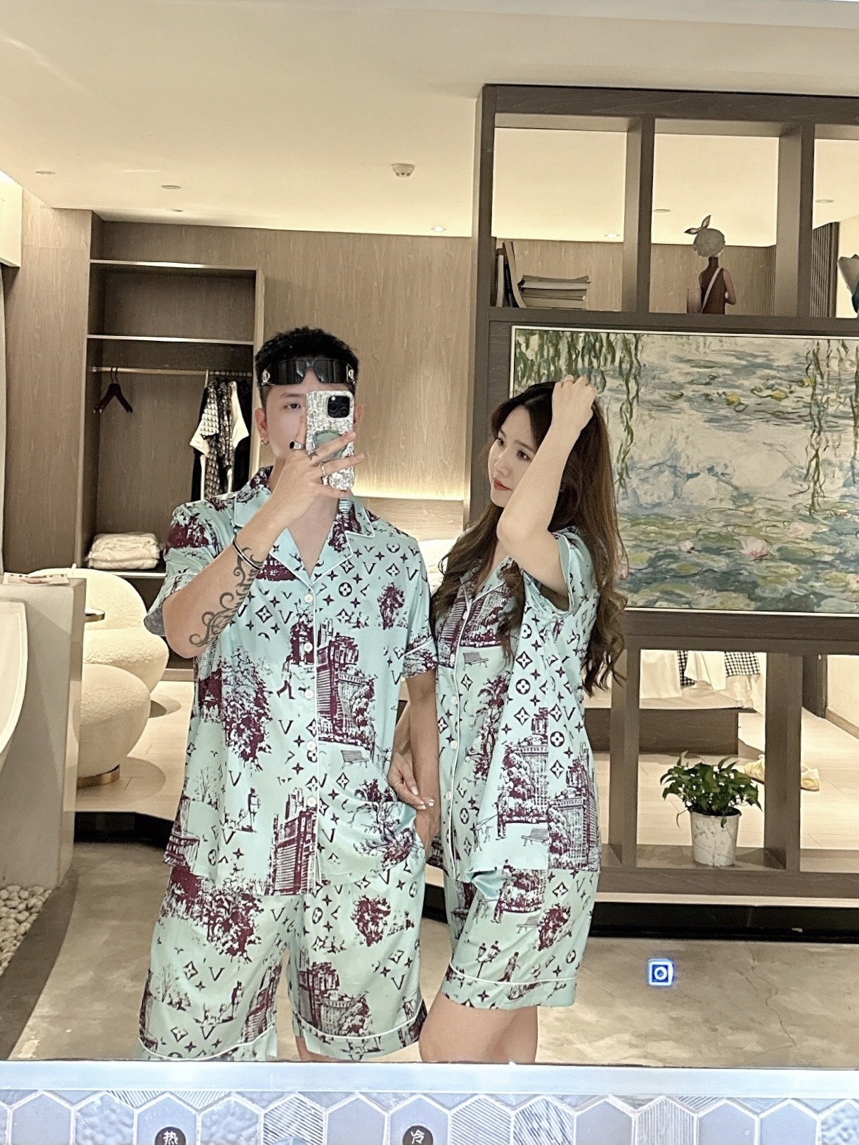 NO:160079,LV couples' new summer style 2025 home clothes pajamas set, custom ice silk fabric for counter, breathable and comfortable, impeccable details, brand element design concept, reflecting high quality. It feels delicate and soft!  It is casually cut, with a great upper body style!  Number of code M-3XL Please report height and weight by placing an order, louis vuitton,alexander wang19860909LV 情侣款 2025夏季新款 家居服 睡衣 套装,专柜定制冰丝面料 透气舒适度高,细节无可挑剔,品牌元素设计理念,体现高品质.手感细腻柔软！呈现休闲裁剪,上身版型超赞！码数M-3XL 下单请报身高体重,,louis vuitton,alexander wang,Men's clothing