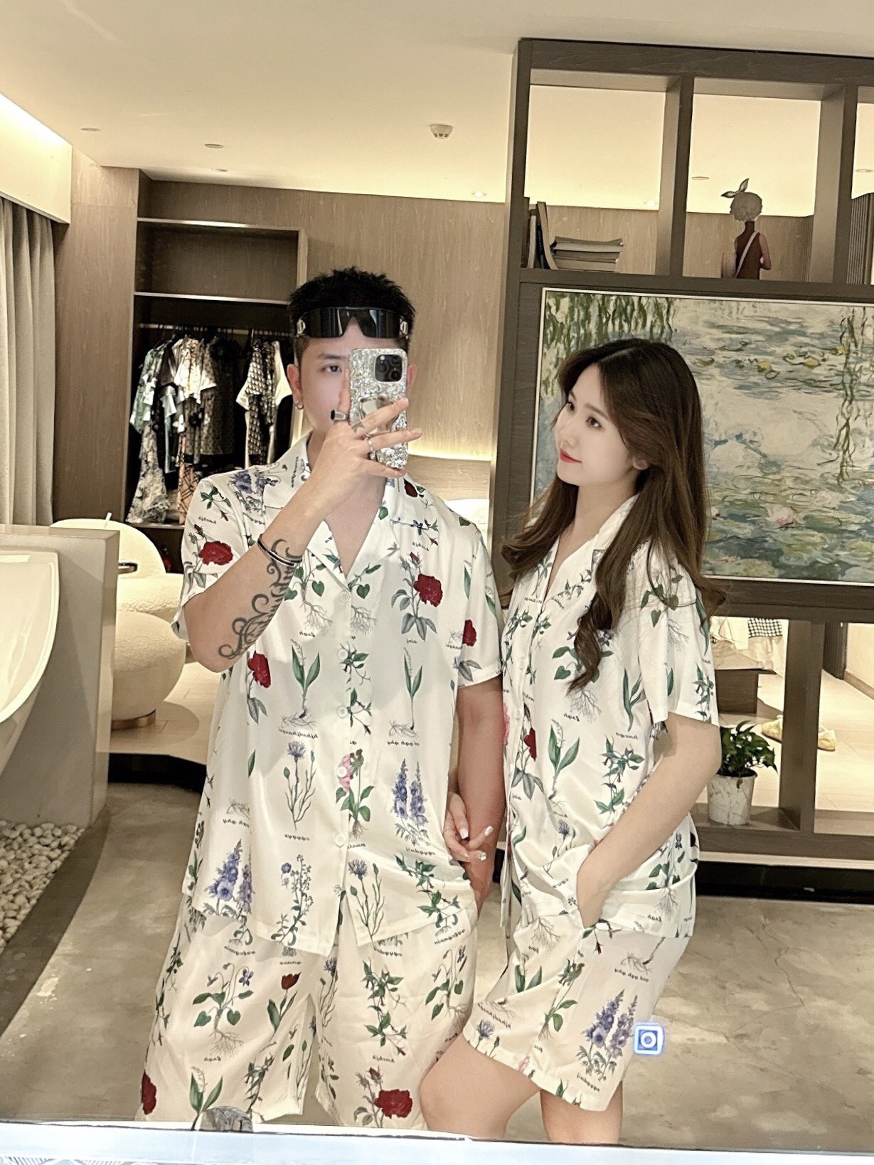 NO:160066,Dior couples' new summer style 2025 home clothes pajamas set, custom ice silk fabric for counter, breathable and comfortable, impeccable details, brand element design concept, reflecting high quality. It feels delicate and soft!  It is casually cut, with a great upper body style!  Number of code M-3XL Please report height and weight to place an order, dior, alexander wang19860909迪奥 情侣款 2025夏季新款 家居服 睡衣 套装,专柜定制冰丝面料 透气舒适度高,细节无可挑剔,品牌元素设计理念,体现高品质.手感细腻柔软！呈现休闲裁剪,上身版型超赞！码数M-3XL 下单请报身高体重,,dior,alexander wang,Men's clothing