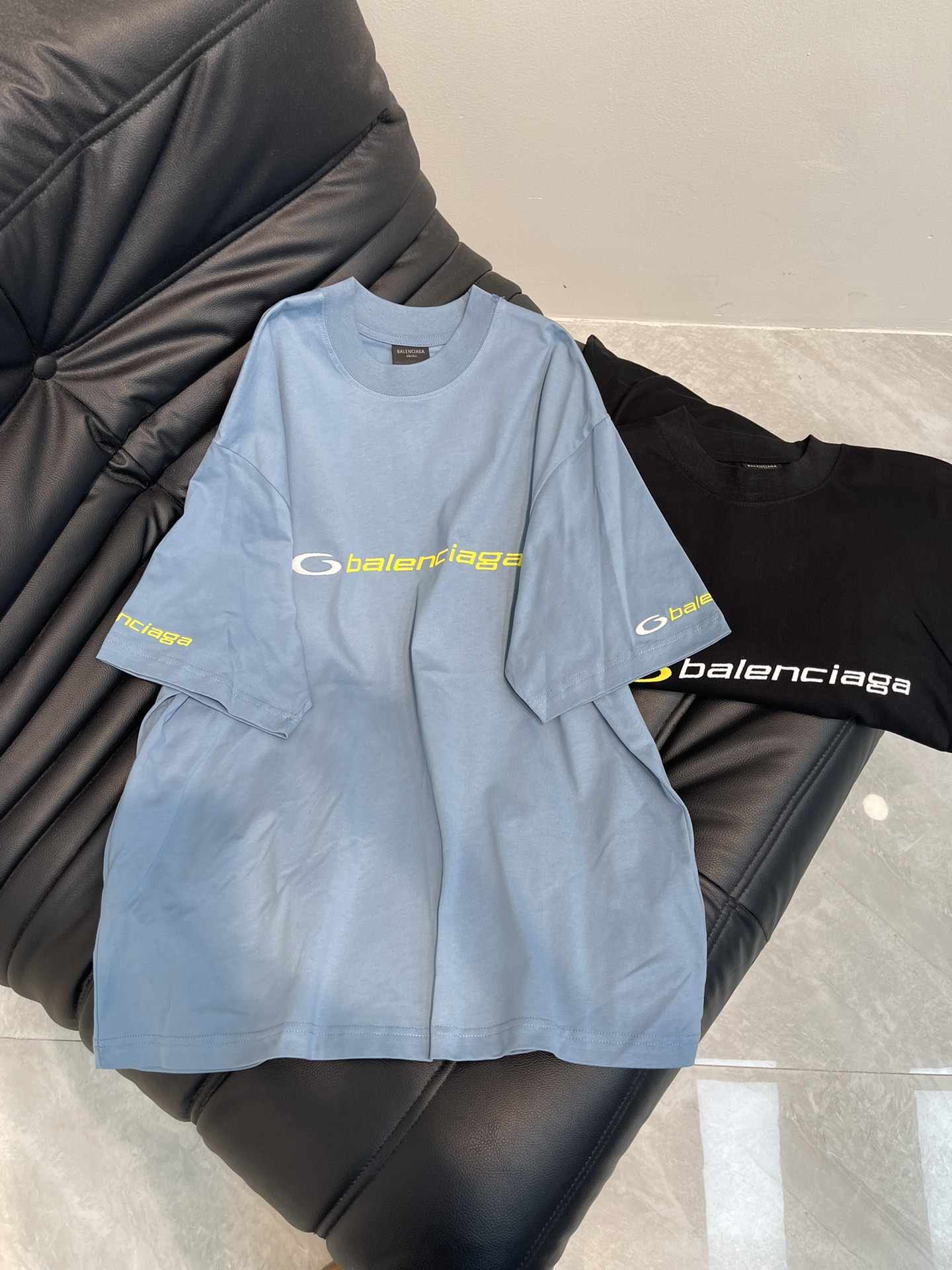 NO:695961,BALENCI*GA/Paris 26 new letter logo on the front and back. Exquisitely embroidered short-sleeved T-shirt on the left and right cuffs. Brick cabinet synchronization. The fabric is made of Paris ZP custom-woven and dyed cotton with double yarn compact cotton. The weight is 260 grams. The cloth surface is clean. The cloth pattern is clear. Soft and comfortable. Good color fastness. Not easy to change color. The thread is made of custom-woven and dyed without color difference. The embroidery is made by Tajima embroidery machine, and the pattern is clear.  The letters are three-dimensional. The version adopts OS loose shoulder style. Same style for men and women. Color black, matte blue. Size XS-L A, balenciaga, T-shirt, tees, t-shirt,19860909BALENCI*GA/巴黎26新款字母logo前后面 左右袖口精致刺绣短袖T恤.砖柜同步.面料采用巴黎ZP定织定染全棉双纱紧密棉.克重260克,布面干净.布纹清晰.柔软舒适.色牢度好.不易变色.螺纹釆用定织定染无色差.绣花釆用田岛绣花机,图案清晰 字母立体.版型釆用OS宽松落肩版型. 男女同款 颜色黑色、雾兰 尺码XS-L A,,balenciaga,T-shirt,tees，t-shirt,,Women's clothing