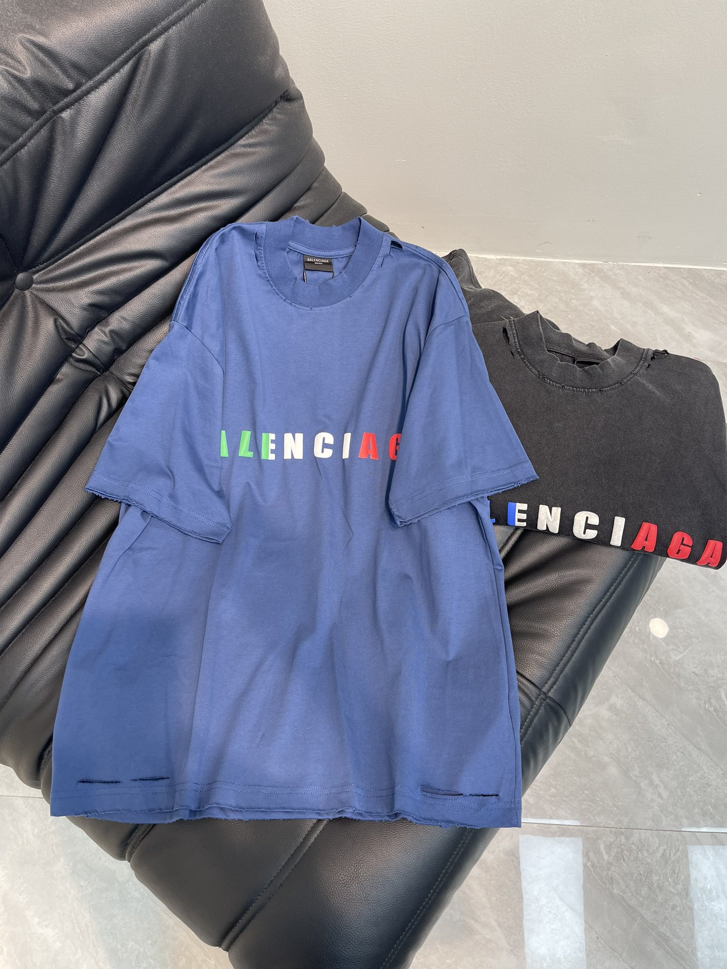 NO:695910,BALENCI*GA/Paris 26 latest model. Paris English color logo foam printing washed worn distressed short-sleeved T-shirt. Brick cabinet synchronization. The fabric is made of Paris ZP custom-woven and dyed 100% cotton double yarn compact cotton. The weight is 260 grams, the cloth surface is clean. The cloth pattern is clear, soft and comfortable, and the thread is dyed with no color difference. The classic pattern is foam-printed with environmentally friendly imported materials, the letters are clear, and the three-dimensional sense is strong. Restore the brick cabinet.  The ready-made garments are washed and aged, and hand-polished by many people. They are produced with heavy craftsmanship. The version adopts the OS loose shoulder design. The same style for men and women. The color is black, blue, and the size is XS-L AA, balenciaga, T-shirt, tees, t-shirt,19860909BALENCI*GA/巴黎26最新款.巴黎英文彩色logo发泡印花水洗磨烂做旧短袖T恤.砖柜同步.面料采用巴黎ZP定织定染全棉双纱紧密棉.克重260克,布面干净.布纹清晰,柔软舒适,螺纹釆用定染无色差.经典图案采用环保进口材料发泡印花,字母清晰,立体感感强.还原砖柜. 成衣水洗作旧,多位手工磨烂.超重工艺生产.版型釆用OS宽松落肩版型. 男女同款. 颜色黑色,蓝色 尺码XS-L AA,,balenciaga,T-shirt,tees，t-shirt,,Women's clothing