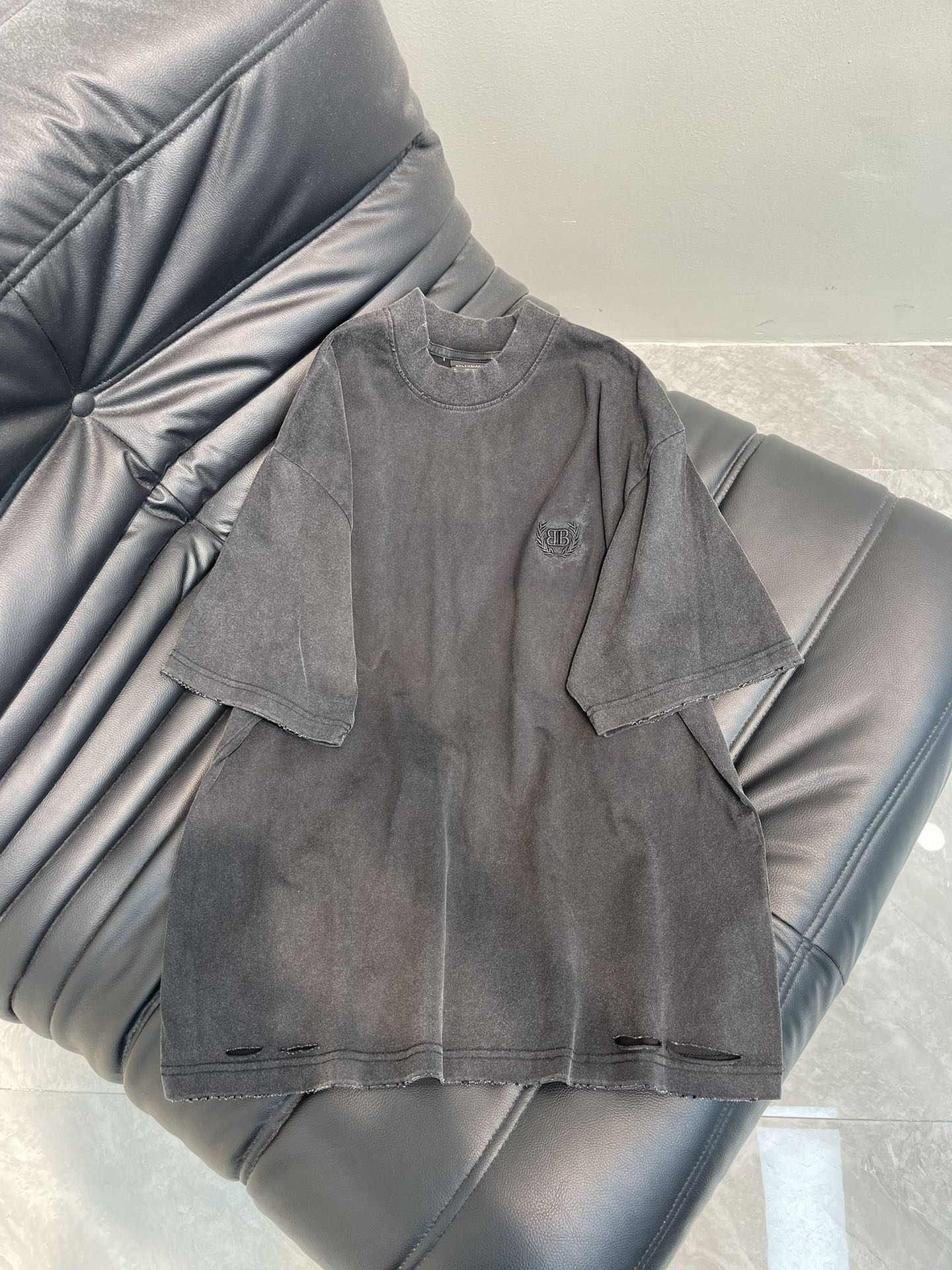 NO:695908,BALENCI*GA/Paris 26 new model features graffiti and embroidered wheat ears classic patterns on the front, and colorful hand-painted graffiti letters on the back with color collision distressed short-sleeved T-shirt. The fabric is made of Paris ZP custom-woven and dyed cotton double yarn. Weight 26  0 grams, the cloth surface is clean. The cloth pattern is clear, soft and comfortable. The threads are dyed with no color difference. The embroidery is embroidered by imported Tajima computer embroidery machine, and the letters are hand-painted graffiti colors on the back. The version adopts OS loose shoulder version. Same style for men and women.  Color Black Size XS-L A,,balenciaga,T-shirt,tees,t-shirt,19860909BALENCI*GA/巴黎26新款正面以涂鸦加刺绣麦穗经典图案,后面字母彩色手绘涂鸦色彩碰撞做旧短袖T恤.面料采用巴黎ZP定织定染全棉双纱.克重260克,布面干净.布纹清晰,柔软舒适.螺纹釆用定染无色差.绣花采用进口田岛电脑绣花机刺绣,后面以字母手绘涂鸦色彩碰撞.版型釆用OS宽松落肩版型.男女同款 颜色黑色 尺码XS-L A,,balenciaga,T-shirt,tees，t-shirt,,Women's clothing