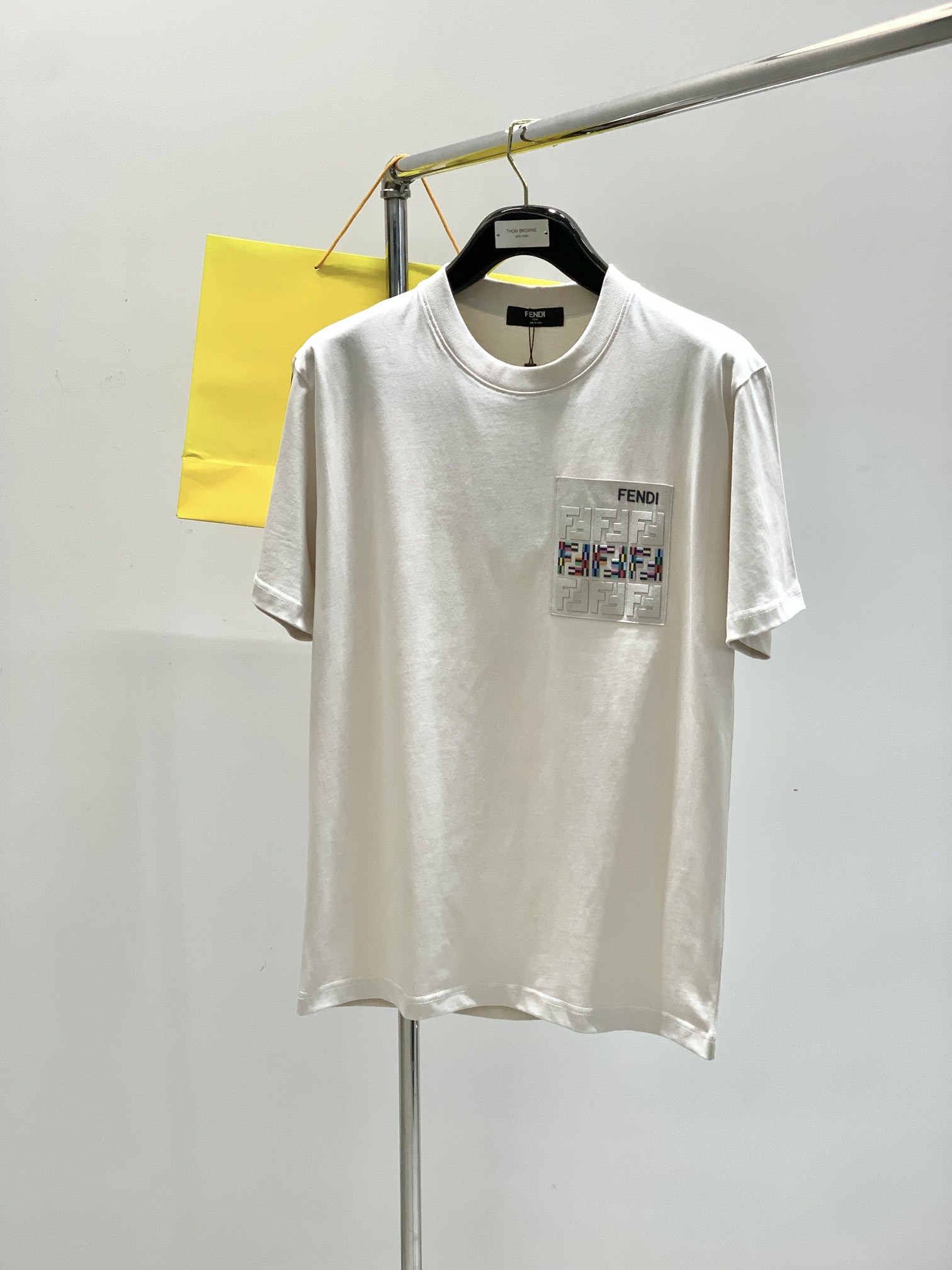 NO:147408,,FENDI Fendi, the latest summer products, special counters are available at the same time, original singles, casual and fashionable round neck short-sleeved T-shirt, imported original fabric, top-grade printed craft letter pattern logo, unique design, comfortable and breathable upper body, extremely high grade, handsome upper body, 2 colors recommendation, code number XS-L,,fendi,fendi,T-shirt,tees,t-shirt,alexander wang19860909,FENDI 芬迪,夏季最新品,专柜同步有售,原单狠货,休闲时尚圆领短袖T恤,进口原版面料,顶级印花工艺字母图案logo,独特设计,上身舒适透气,档次极高,上身帅气十足,2色推荐,码数XS-L,,fendi,fendi,T-shirt,tees，t-shirt,alexander wang,Men's clothing