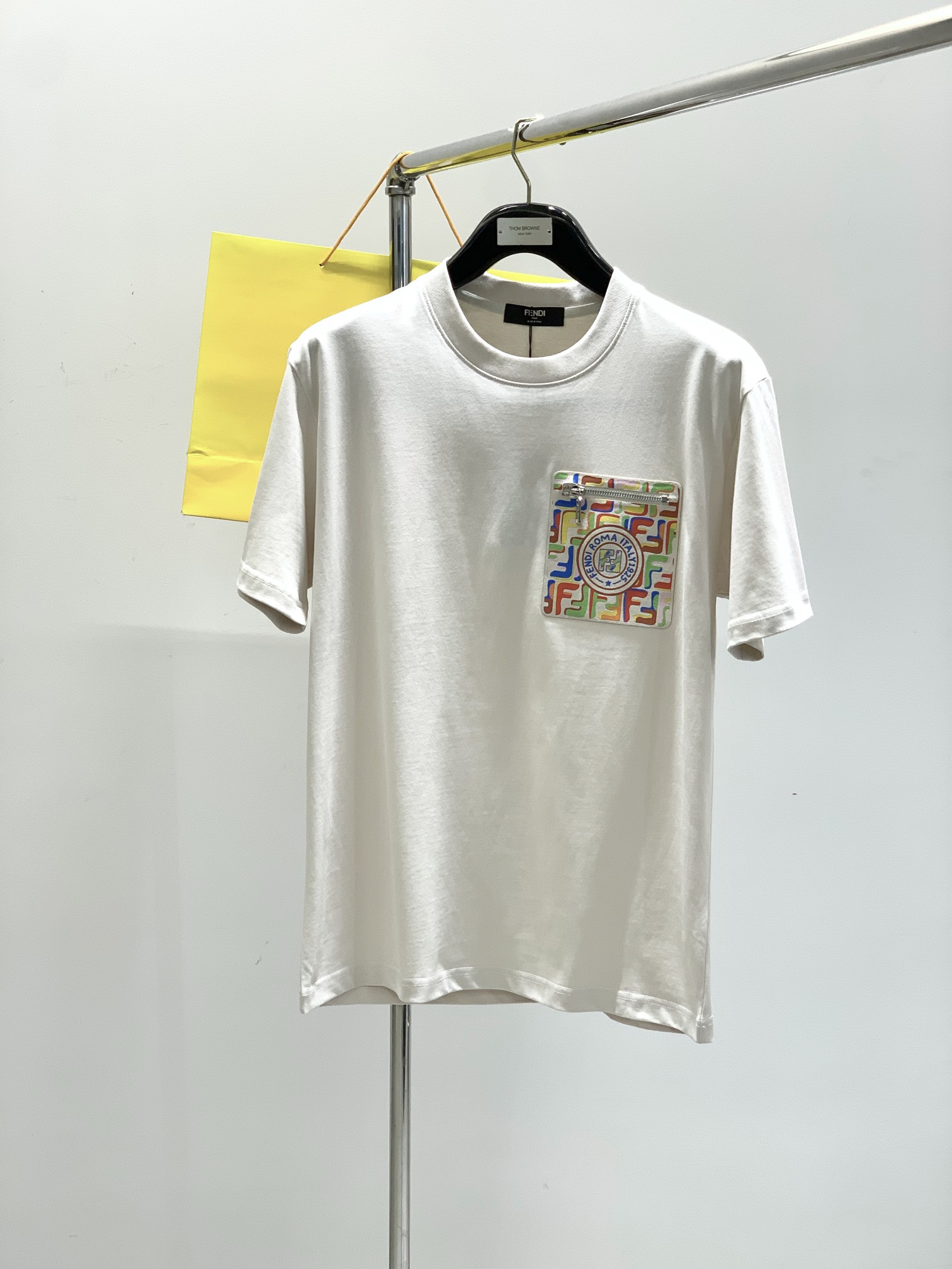 NO:147365,,FENDI Fendi, the latest summer products, special counters are available at the same time, original singles, casual and fashionable round neck short-sleeved T-shirt, imported original fabric, top-grade printed craft letter pattern logo, unique design, comfortable and breathable upper body, extremely high grade, handsome upper body, 2 colors recommendation, code number XS-L,,fendi,fendi,T-shirt,tees,t-shirt,alexander wang19860909,FENDI 芬迪,夏季最新品,专柜同步有售,原单狠货,休闲时尚圆领短袖T恤,进口原版面料,顶级印花工艺字母图案logo,独特设计,上身舒适透气,档次极高,上身帅气十足,2色推荐,码数XS-L,,fendi,fendi,T-shirt,tees，t-shirt,alexander wang,Men's clothing