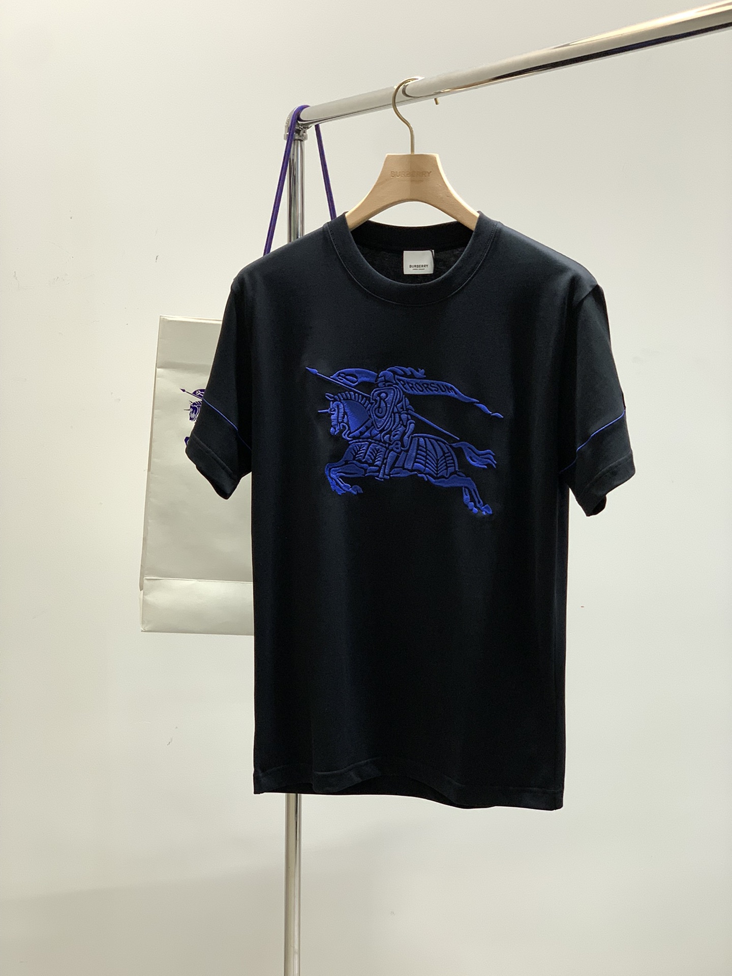 NO:151659,,Burberry Burberry, the latest summer products, available at the counter at the same time, original singles, fashionable and casual lapel short-sleeved T-shirt, imported original fabric, comfortable and breathable upper body, top-grade embroidery craft letter pattern decoration logo, extremely high grade, comfortable and versatile, top-body handsome, 2 colors recommended, code number XS-L,,burberry,burberry,T-shirt,tees,t-shirt,alexander wang19860909,Burberry 巴宝莉,夏季最新品,专柜同步有售,原单狠货,时尚休闲翻领短袖T恤,进口原版面料,上身舒适透气,顶级刺绣工艺字母图案装饰logo,档次极高,舒适百搭,上身帅气十足,2色推荐,码数XS-L,,burberry,burberry,T-shirt,tees，t-shirt,alexander wang,Men's clothing