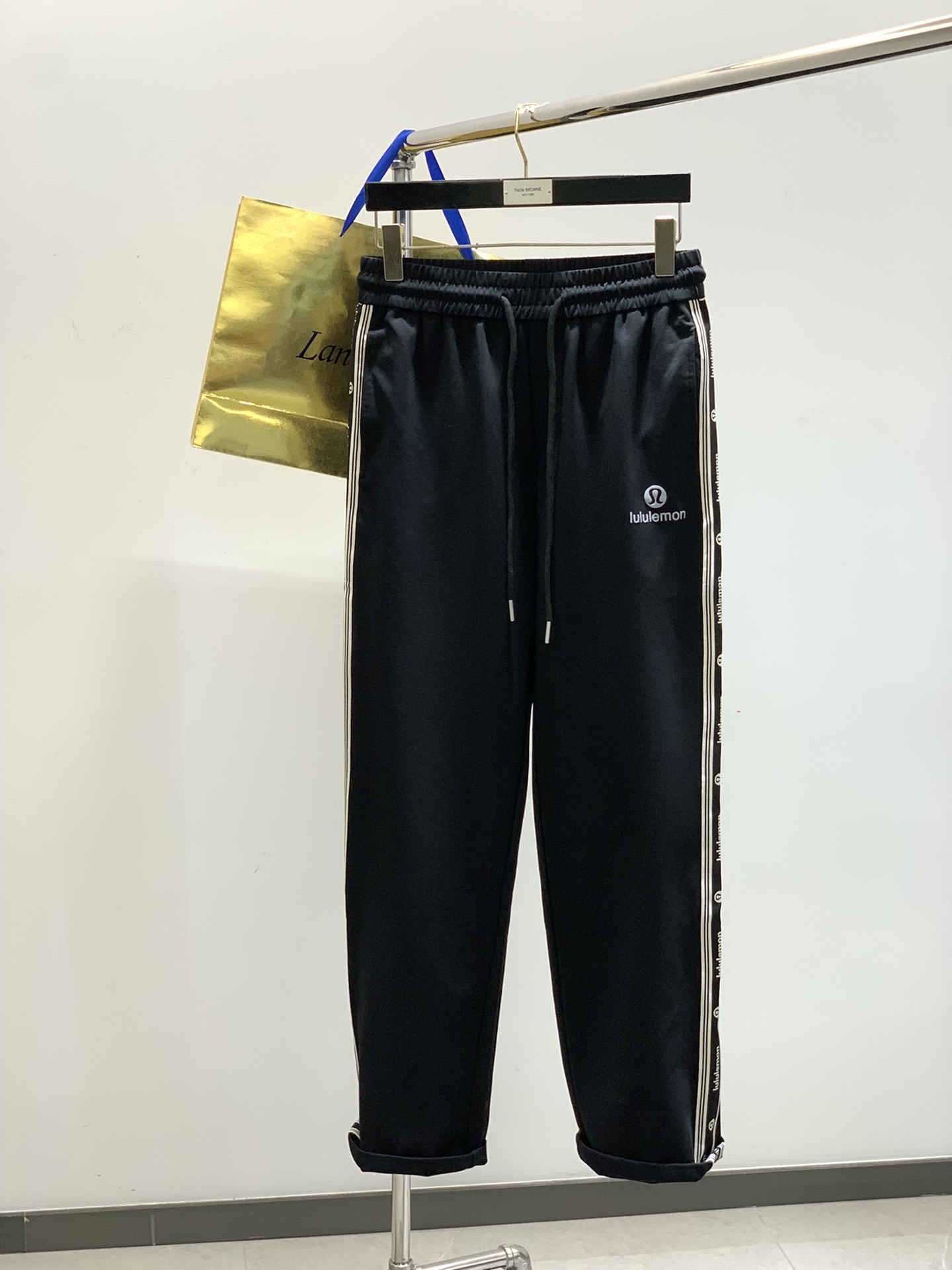 NO:147373,,Lululemon, the latest spring model, available at the counter at the same time, original singles, fashionable casual pants, and very distinctive on the upper body!  Eye-catching and highlighted, imported original fabric, top-grade embroidery craft letter pattern decorative logo, original hardware and auxiliary materials decoration, simple but not lacking in fashion, classic and atmospheric, comfortable and breathable, handsome and stylish on the upper body, 2 colors recommended, code number M-3XL, alexander wang19860909,Lululemon,春季最新款,专柜同步有售,原单狠货,时尚休闲裤,上身很有特点！吸睛而有亮点,进口原版面料,顶级刺绣工艺字母图案装饰Logo,原版五金辅料装饰,简单而不失时尚,经典大气,舒适透气,上身帅气有型,2色推荐,码数M-3XL,,alexander wang,Men's clothing