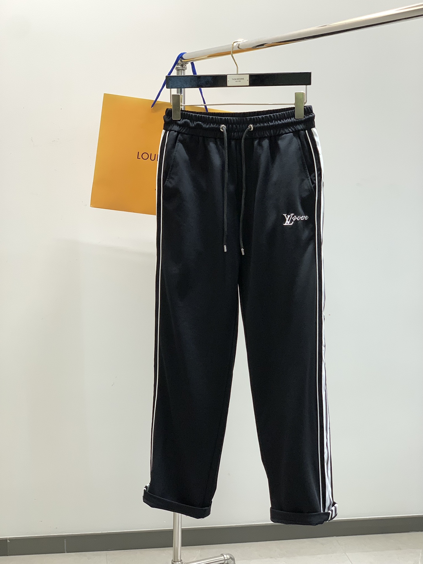 NO:147343,,LouisVuitton, the latest spring model, available at the counter at the same time, original singles, fashionable casual pants, very distinctive on the upper body!  Eye-catching and highlighted, imported original fabric, top-grade embroidery craft letter pattern decoration logo, original hardware and auxiliary materials decoration, simple but not lacking in fashion, classic and atmospheric, comfortable and breathable, handsome and stylish on the upper body, 2 colors recommended, code number M-3XL,, louis vuitton, louis vuitton, alexander wang19860909,LouisVuitton 路易威登,春季最新款,专柜同步有售,原单狠货,时尚休闲裤,上身很有特点！吸睛而有亮点,进口原版面料,顶级刺绣工艺字母图案装饰Logo,原版五金辅料装饰,简单而不失时尚,经典大气,舒适透气,上身帅气有型,2色推荐,码数M-3XL,,louis vuitton,louis vuitton,alexander wang,Men's clothing