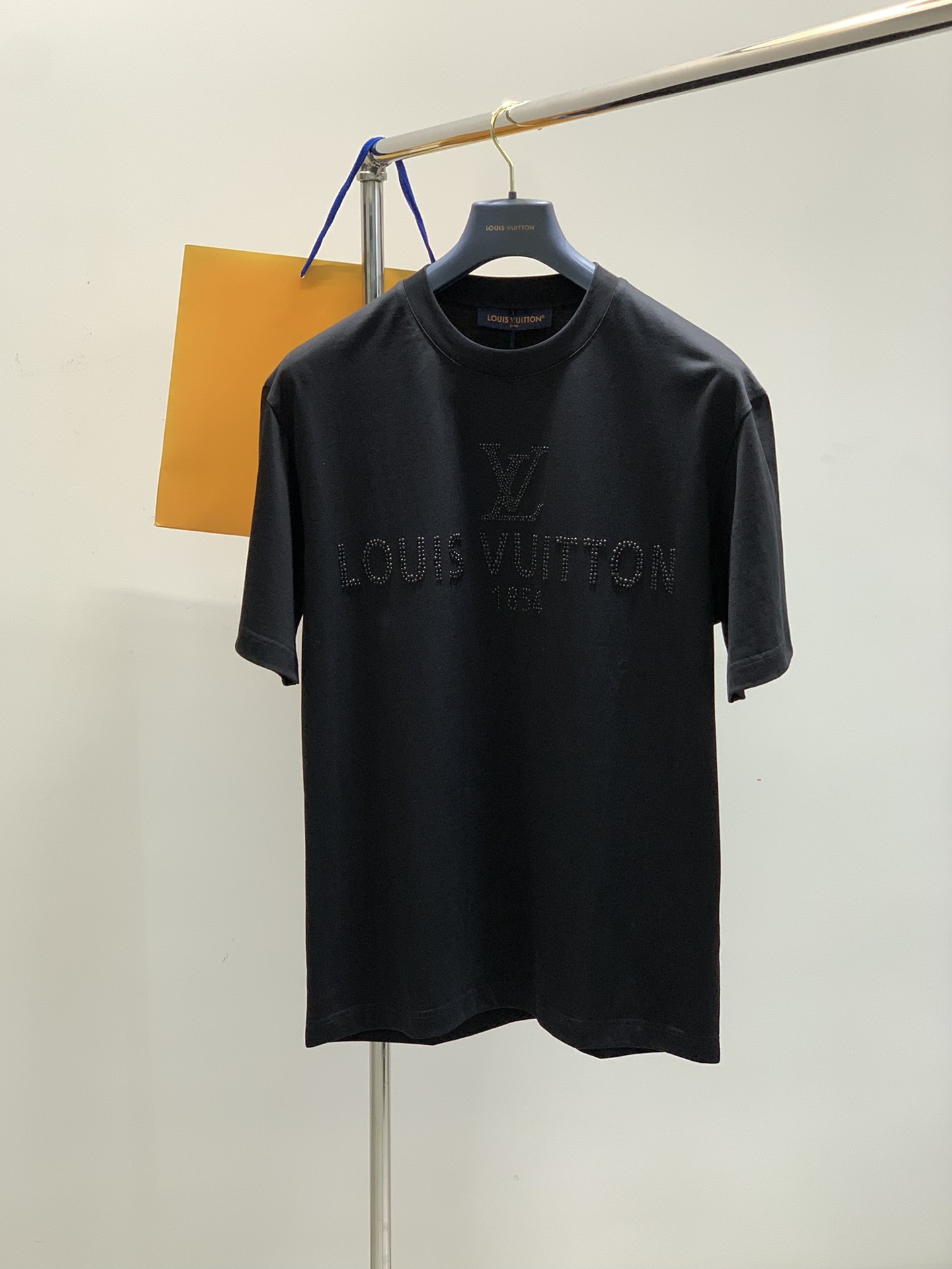 NO:147281,,LouisVuitton, the latest summer model, available at the counter at the same time, original singles, fashionable and casual round neck short-sleeved T-shirt, very distinctive on the upper body!  Eye-catching and highlighted, imported original fabric, top-level diamond-patterned letter pattern decorative logo, simple but not lacking in fashion, classic and atmospheric, comfortable and breathable, handsome and stylish on the upper body, 2 colors recommended, code number M-3XL,, louis vuitton, louis vuitton, T-shirt,tees, t-shirt,alexander wang19860909,LouisVuitton 路易威登,夏季最新款,专柜同步有售,原单狠货,时尚休闲圆领短袖T恤,上身很有特点！吸睛而有亮点,进口原版面料,顶级贴钻工艺字母图案装饰Logo,简单而不失时尚,经典大气,舒适透气,上身帅气有型,2色推荐,码数M-3XL,,louis vuitton,louis vuitton,T-shirt,tees，t-shirt,alexander wang,Men's clothing