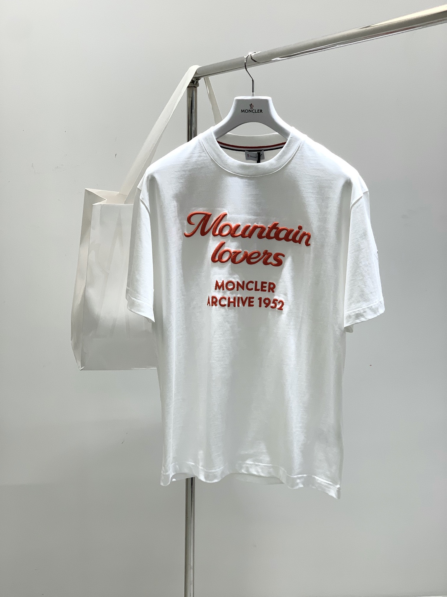 NO:159183,,Moncler cover, the latest summer product, available at the counter at the same time, original single ruthless goods, fashionable and casual round neck short-sleeved T-shirt, comfortable upper body!  Eye-catching and highlighted, using imported original fabric, top-grade embroidery craft letter pattern logo, simple but not lacking in fashion, fashionable and handsome upper body, 2 colors recommended, code number M-3Xl, christian louboutin, Moncler, T-shirt, tees, t-shirt, alexander wang19860909,Moncler 蒙口,夏季最新品,专柜同步有售,原单狠货,时尚休闲圆领短袖T恤,上身舒适！吸睛而有亮点,采用进口原版面料,顶级刺绣工艺字母图案logo,简单而不失时尚,上身时尚帅气,2色推荐,码数M-3Xl,,christian louboutin,Moncler,T-shirt,tees，t-shirt,alexander wang,Men's clothing