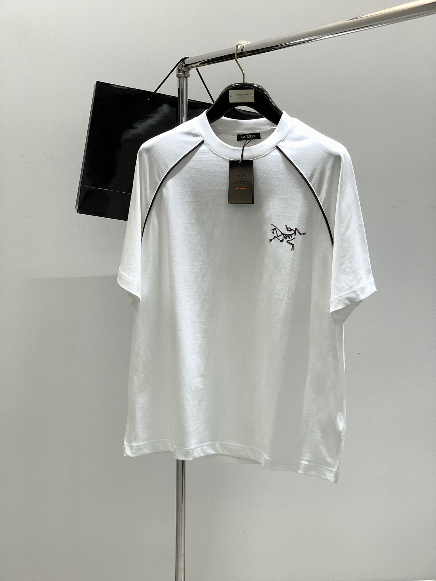 NO:154331,,ARCTERYX Archaeopteryx, 2025 summer AW new product, fashionable and casual round neck short-sleeved T-shirt, special counters are available at the same time, original singles, imported original fabrics, extremely complex craftsmanship, fairly elegant and fashionable visuals, noble and elegant, from the main fabric to the detailed craftsmanship, highlighting the ingenuity of fashion, 2 colors recommendations, codes M-3XL, arc'teryx, T-shirt,tees, t-shirt, alexander wang19860909,ARCTERYX 始祖鸟,2025夏季AW新品,时尚休闲圆领短袖T恤,专柜同步有售,原单狠货,进口原版面料,工艺极度复杂,视觉相当雅致时髦,高贵而优雅,从主体面料到细节工艺,彰显时装的匠心所在,2色推荐,码数M-3XL,arc'teryx,T-shirt,tees，t-shirt,alexander wang,Men's clothing