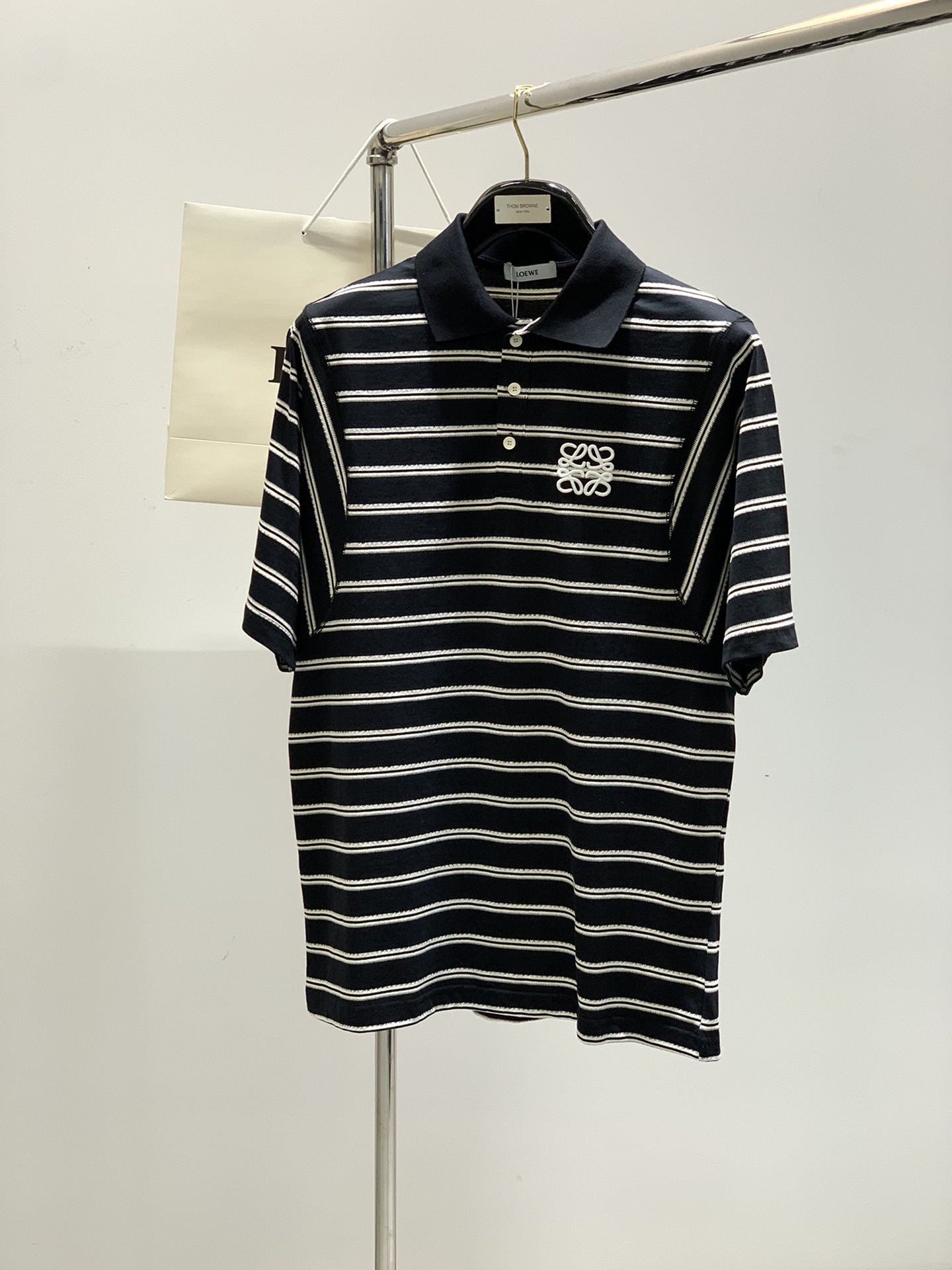 NO:147324,,Loewe, the latest summer model, available at the counter at the same time, original single product, fashionable and casual lapel short-sleeved T-shirt, very distinctive on the upper body!  Eye-catching and highlighted, imported original fabric, top-grade embroidery craft letter pattern decorative logo, simple but not lacking in fashion, classic and atmospheric, comfortable and breathable, handsome and stylish on the upper body, 2 colors recommended, code number M-2Xl,,loewe,loewe,T-shirt,tees,t-shirt,alexander wang19860909,Loewe 罗意威,夏季最新款,专柜同步有售,原单狠货,时尚休闲翻领短袖T恤,上身很有特点！吸睛而有亮点,进口原版面料,顶级刺绣工艺字母图案装饰Logo,简单而不失时尚,经典大气,舒适透气,上身帅气有型,2色推荐,码数M-2Xl,,loewe,loewe,T-shirt,tees，t-shirt,alexander wang,Men's clothing