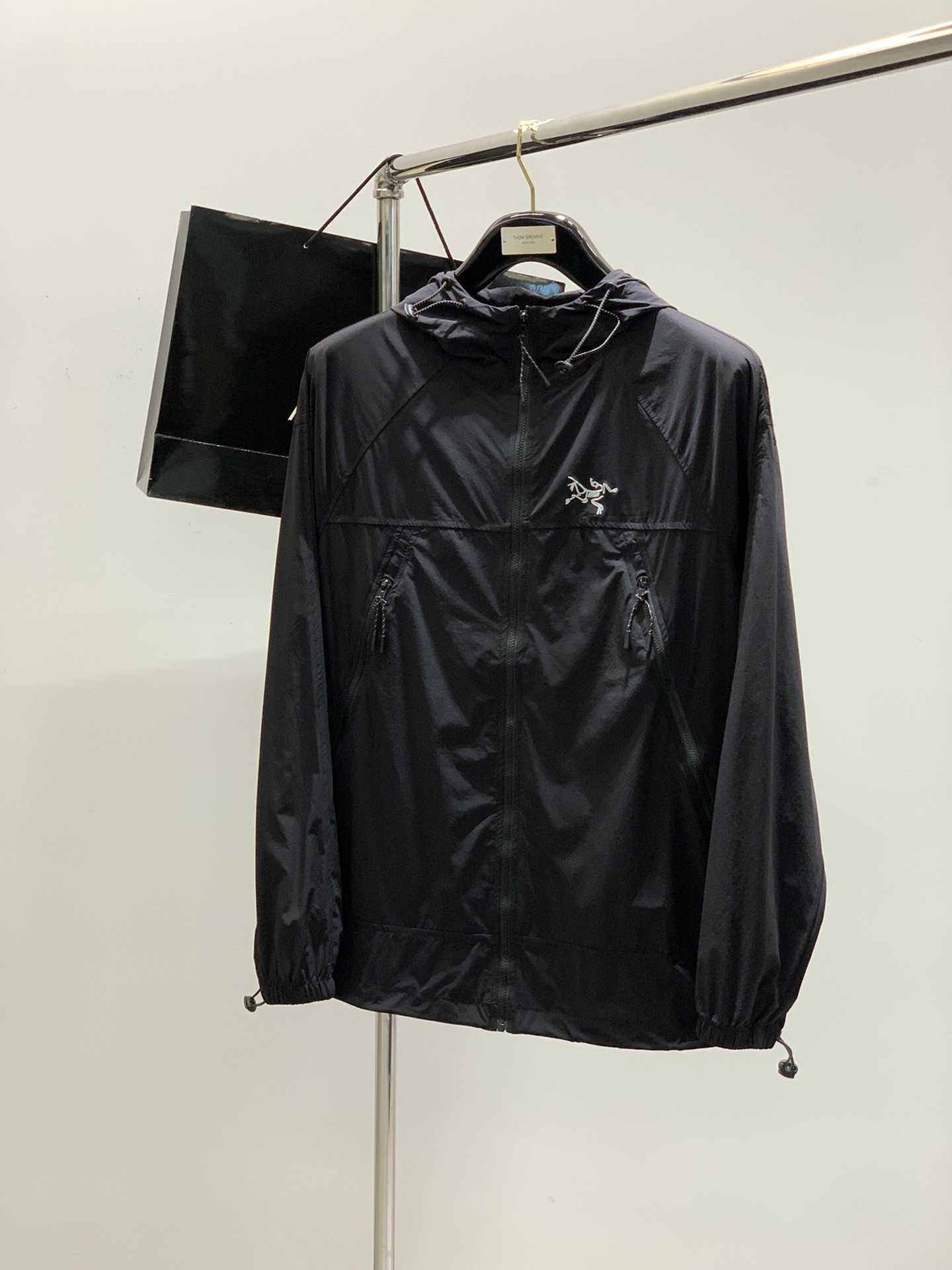 NO:147354,,ARCTERYX Archaeoptera bird, new spring AW product, fashionable and casual hooded jacket, available at the same time for counters, original orders, imported original fabrics, extremely complex craftsmanship, very elegant and fashionable visuals, noble and elegant, from the main fabric to the detailed craftsmanship, highlighting the ingenuity of fashion, code number M-2XL, arc'teryx, jackets & coats,hats,alexander wang19860909,ARCTERYX 始祖鸟,春季AW新品,时尚休闲连帽外套,专柜同步有售,原单狠货,进口原版面料,工艺极度复杂,视觉相当雅致时髦,高贵而优雅,从主体面料到细节工艺,彰显时装的匠心所在,码数M-2XL,arc'teryx,jackets & coats,hats,alexander wang,Men's clothing