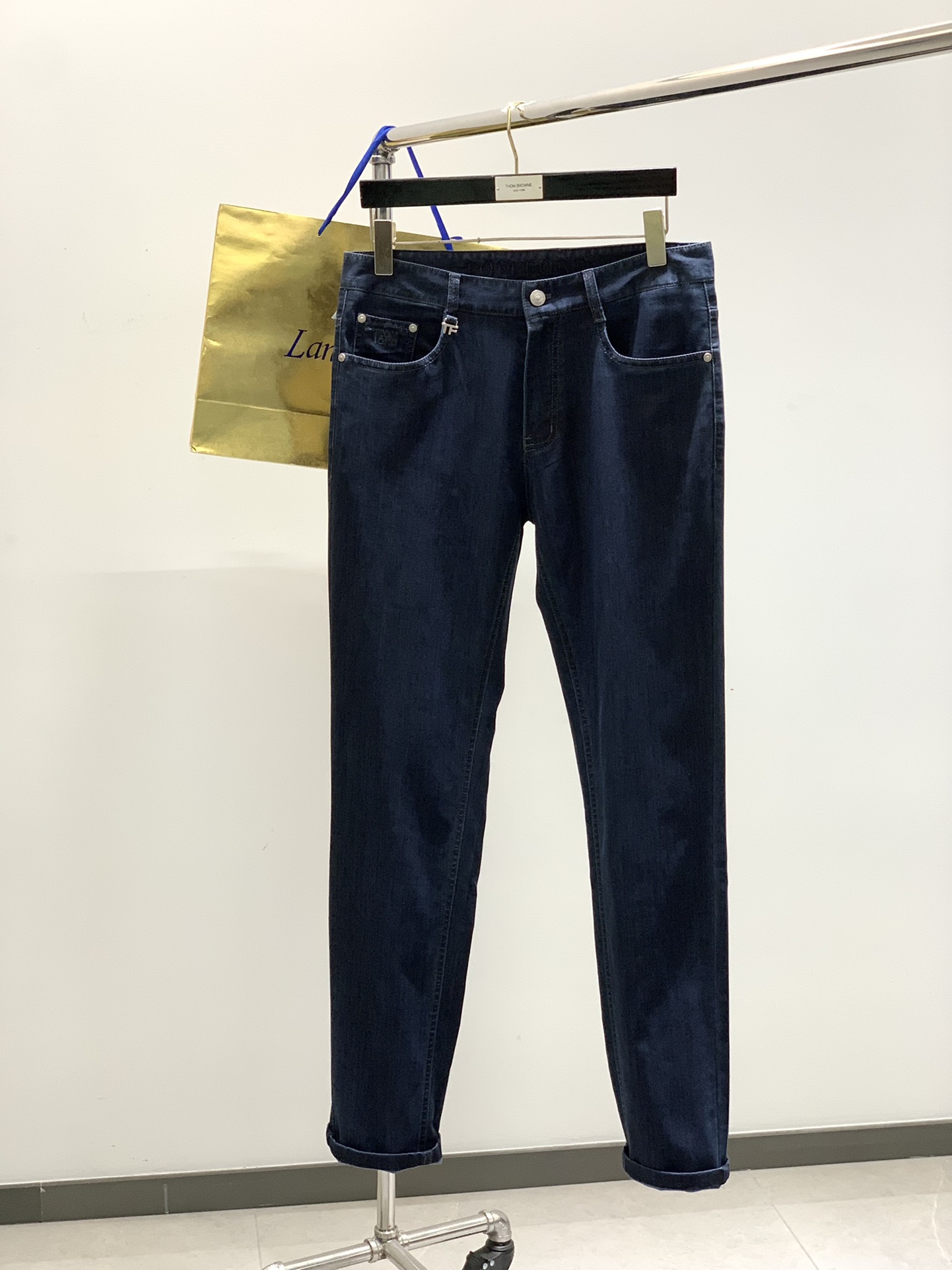 NO:147414,,TF high fashion sense, denim fabric, dark blue washing jeans The fabric is very special, ultra-fine and fine imitation cotton yarn blend, super soft and comfortable. It has a casual, casual, and also a relaxed and fashionable feeling. The fabric is refreshing, slightly stretchy, super soft and long-lasting, the whole pants are all traditional hand-wiping technology, natural stone grinding and light fermentation. The style belongs to the combination of small straight feet, and the details are exquisite. Size 30-40, 37.39,,tom ford, jeans, alexander wang19860909,TF 高级时装感,牛仔面料 , 深蓝色洗水牛仔裤 面料很特殊,超细精仿棉纱混纺,超柔舒适感. 具备牛仔随性感 ,休闲感 , 亦有轻松感 ,时尚感. 布面清爽,微弹力,超柔穿着时间长, 整条裤子全传统手擦工艺,自然石磨轻酵洗水. 版型属于合体小直脚剪裁,细节精致感. 尺码 30-40远37.39,,tom ford,jeans,alexander wang,Men's clothing