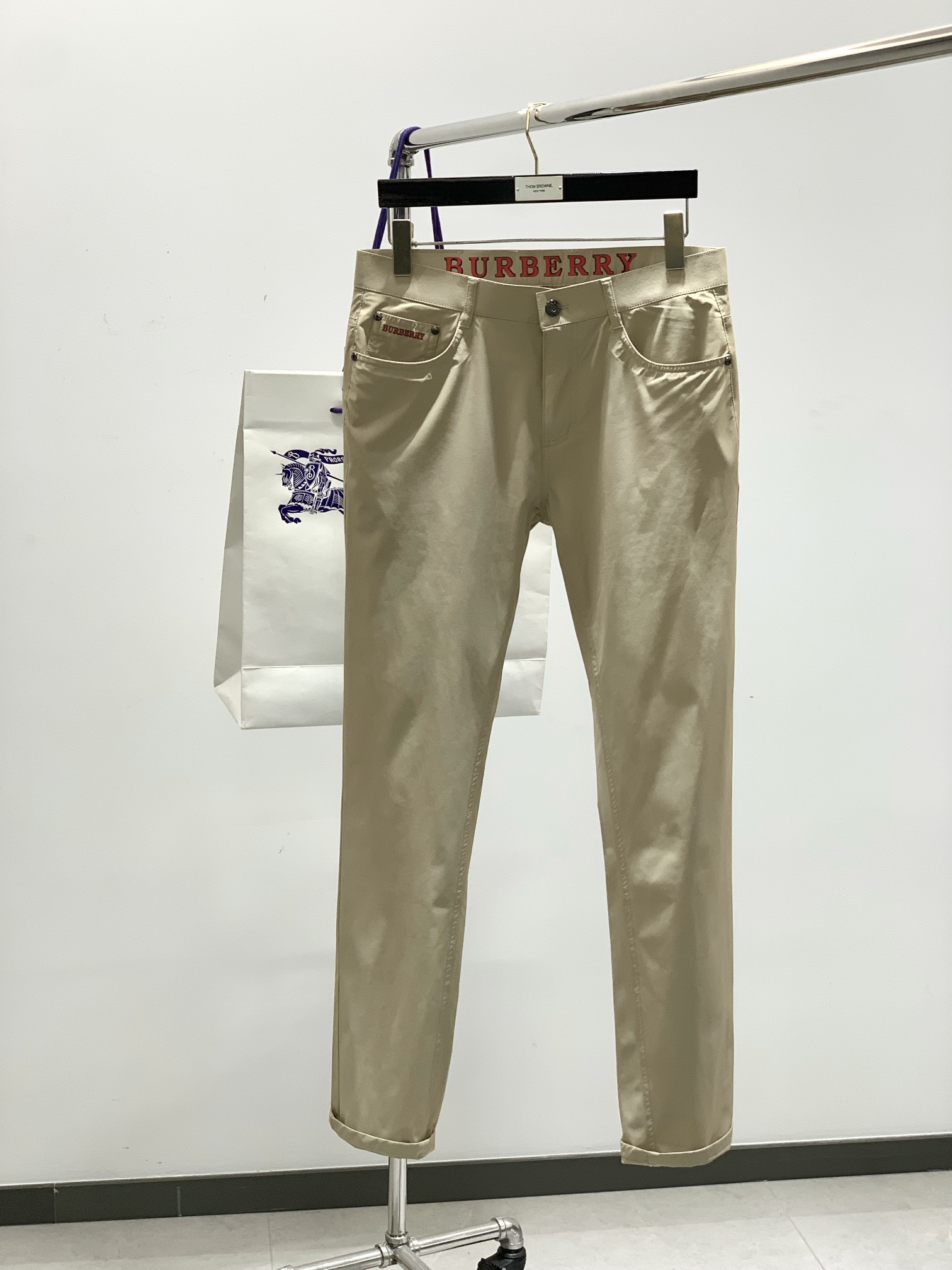 NO:147422,, Double temperament BBR pure business style trousers... Imported fabric casual trousers, brand logo design behind it, comfortable upper body... absolutely sufficient tone. Size 30-40 without 37 39,,alexander wang19860909,气质翻倍 BBR纯正商务风格的西裤.....进口面料 休闲西裤,背后品牌标志设计,上身舒适..腔调绝对足.尺码30-40无37 39,,alexander wang,Men's clothing