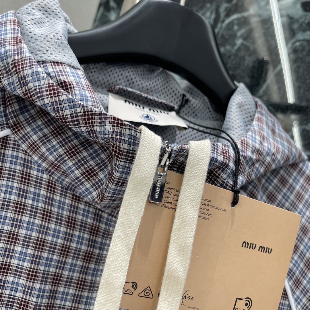 
Miu 25夏季新款 格纹连帽外套 文艺复古少女风气质单品 双口袋设计自带高级的格调 下半身搭配半身裙
