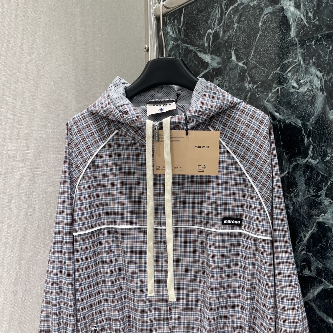 
Miu 25夏季新款 格纹连帽外套 文艺复古少女风气质单品 双口袋设计自带高级的格调 下半身搭配半身裙