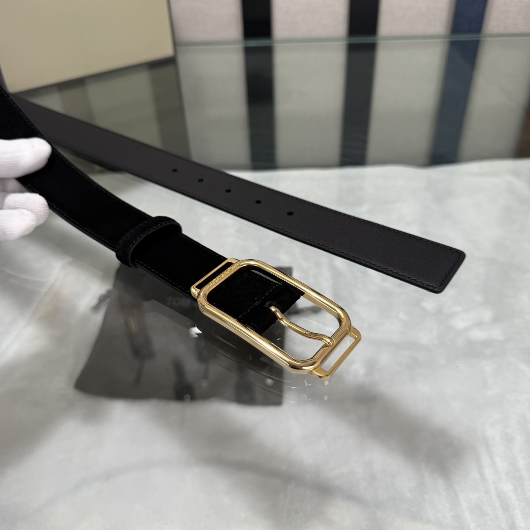  汤姆福特最新网红爆款双面头层牛皮专柜同步3.5宽新款上市了，原版牛皮，搭配铜扣，优雅，大方用的方便。谢