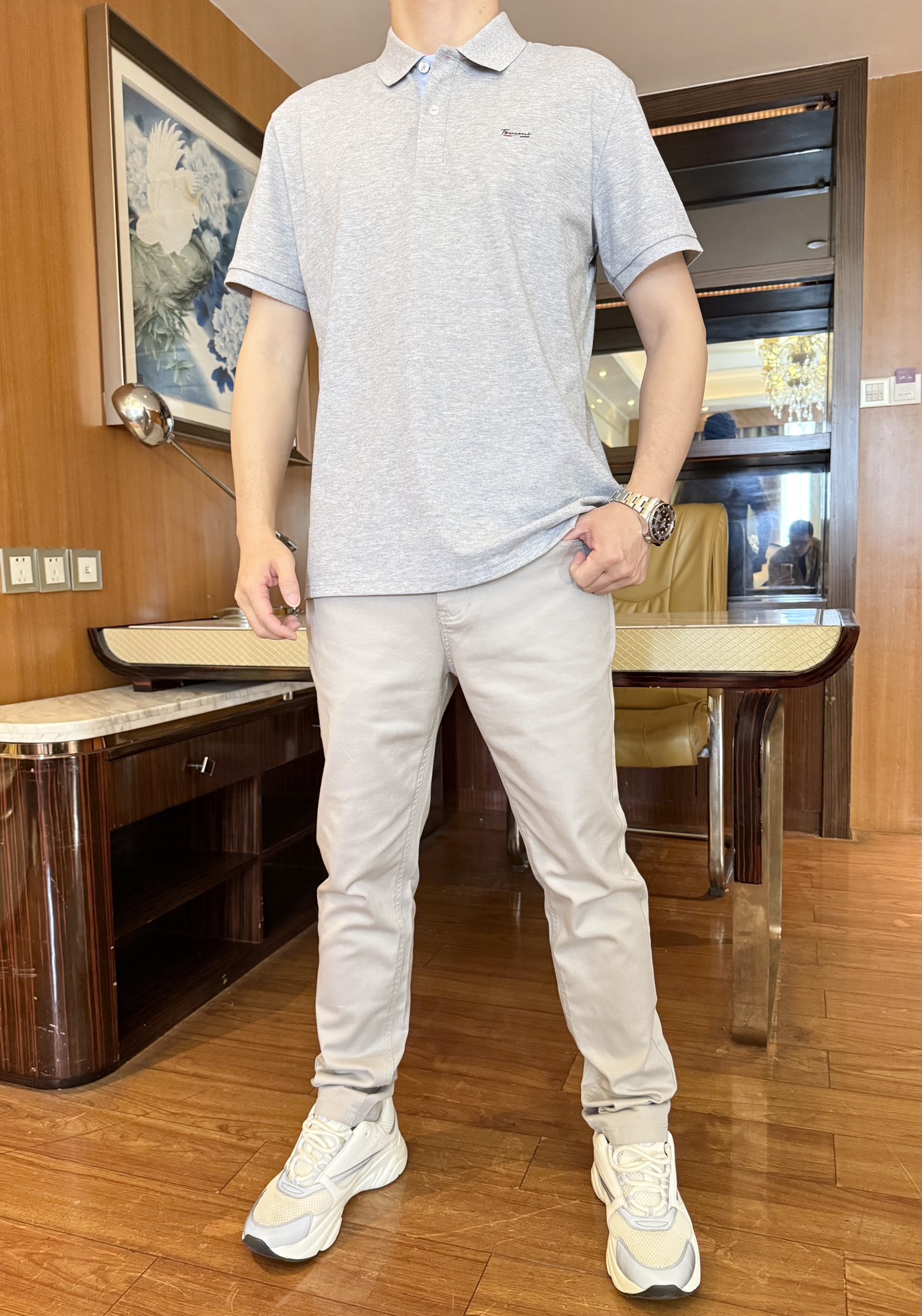 NO:160318,The latest spring casual pants in TF-2025 counters are shipped, and European and American counters are on sale at the same time!  Selected custom fabrics imported from Italy with a straight slim fit design, custom buttons and limited leather marks show personality, and the upper body effect is visible. The number of codes is 28-36 (model 173/130 wears 31, with Hong Kong Lane Crawford portable handbag),,tom ford,alexander wang19860909TF-2025专柜最新春款休闲裤出货,欧美专柜同步发售！精选意大利进口定制面料搭配直筒修身设计,定制的纽扣和限定皮标彰显个性,上身效果看得见.码数28-36（模特173/130穿31,配香港连卡佛便携手袋）,,tom ford,alexander wang,Men's clothing