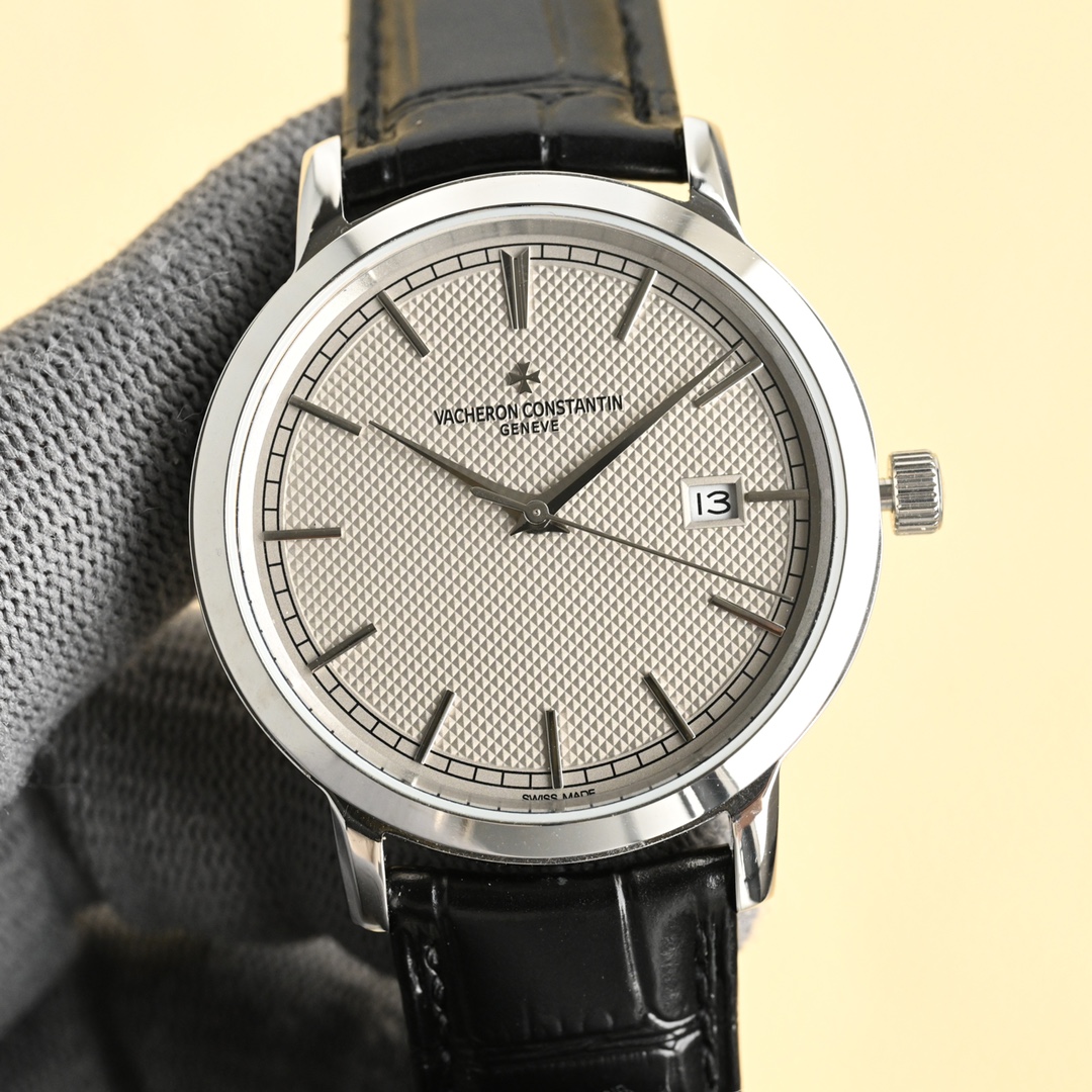 NO:765445,MKF produces white gold and diamond MKF Factory Vacheron Constantin Heritage Series Heritage 85520, the highest replica watch on the market, WB1 1 [Case] size 40MMX8MM, perfectly round case, with slightly isolated lug design, making it fit the wearer's wrist better. Each finished shell case needs to undergo strict quality control to restore the unique texture of the original.  2 [Movement] The movement steel wheels and other components are all decorated by watchmakers, and the automatic oscillating weight is plated with 18k gold to maximize the original exquisite craftsmanship. 3 [Mirror] The front and rear sapphire glass mirrors are treated with anti-vertigo coating. 4 [Strap] Double-layer Italian cowhide with Maltese cross pin buckle. An ingenious work of MKF Factory  Welcome for your tasting and gift giving. The best luxury recommendation is to look for the exclusive quality of MKF, vacheron and cowhide.19860909MKF 出品 白-金 钻 MKF Factory 江诗丹顿 传承系列传承85520 市场最高复刻版本腕表WB1 1【表壳】尺寸40MMX8MM,完美圆形的表壳,搭配微孤式表耳设计,使之更加贴合佩戴者的手腕.每一个成品壳套,都需经过严格的质量把控,方能还原正品独特的质感. 2【机芯】机芯钢轮等部件均由制表师精工装饰,自动摆陀更是镀有18k金,最大限度呈现原装精湛的工艺水平. 3【表镜】前后两片蓝宝石玻璃镜面,均有防眩晕镀膜处理. 4【表带】双层意大利牛皮,搭配马耳他十字针扣. MKF Factory匠心之作 欢迎您的品鉴送礼最佳奢华推荐请认准MKF独家品质,,vacheron,cowhide,Watch