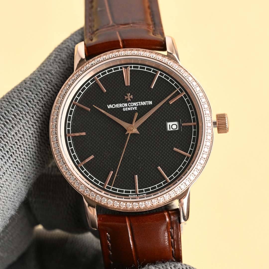 NO:765455,MKF produces white gold and diamond MKF Factory Vacheron Constantin Heritage Series Heritage 85520, the highest replica watch on the market, WB1 1 [Case] size 40MMX8MM, perfectly round case, with slightly isolated lug design, making it fit the wearer's wrist better. Each finished shell case needs to undergo strict quality control to restore the unique texture of the original.  2 [Movement] The movement steel wheels and other components are all decorated by watchmakers, and the automatic oscillating weight is plated with 18k gold to maximize the original exquisite craftsmanship. 3 [Mirror] The front and rear sapphire glass mirrors are treated with anti-vertigo coating. 4 [Strap] Double-layer Italian cowhide with Maltese cross pin buckle. An ingenious work of MKF Factory  Welcome for your tasting and gift giving. The best luxury recommendation is to look for the exclusive quality of MKF, vacheron and cowhide.19860909MKF 出品 白-金 钻 MKF Factory 江诗丹顿 传承系列传承85520 市场最高复刻版本腕表WB1 1【表壳】尺寸40MMX8MM,完美圆形的表壳,搭配微孤式表耳设计,使之更加贴合佩戴者的手腕.每一个成品壳套,都需经过严格的质量把控,方能还原正品独特的质感. 2【机芯】机芯钢轮等部件均由制表师精工装饰,自动摆陀更是镀有18k金,最大限度呈现原装精湛的工艺水平. 3【表镜】前后两片蓝宝石玻璃镜面,均有防眩晕镀膜处理. 4【表带】双层意大利牛皮,搭配马耳他十字针扣. MKF Factory匠心之作 欢迎您的品鉴送礼最佳奢华推荐请认准MKF独家品质,,vacheron,cowhide,Watch
