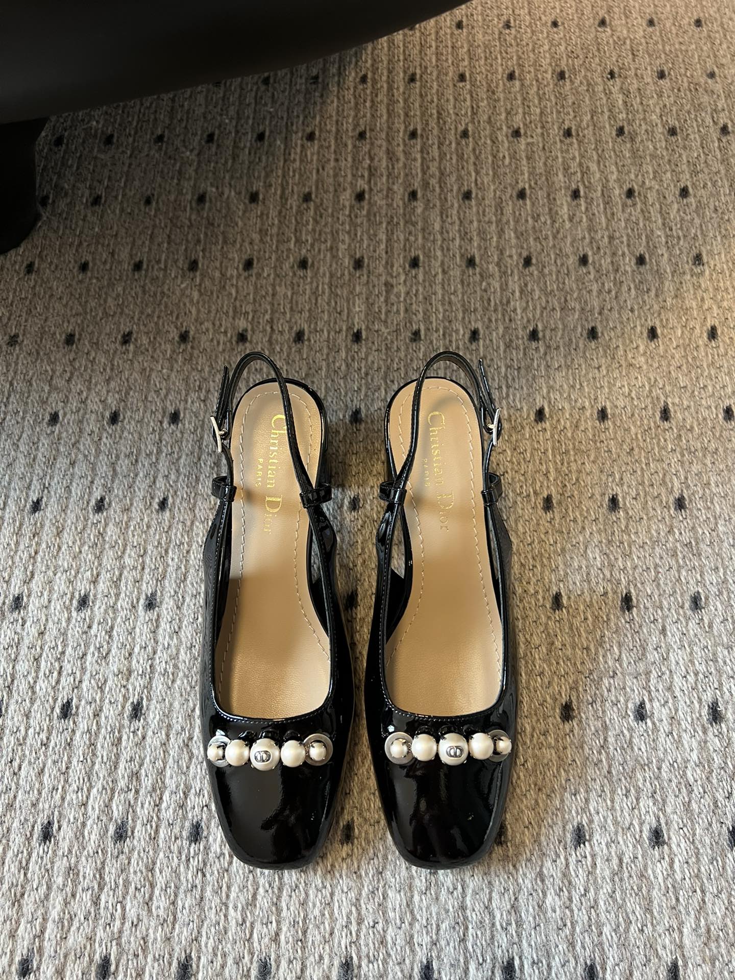 NO:245812,Dio* 25s spring and summer new style pearl button patent leather Mary Jane sandals very exquisite pearl breasts make the overall look elegant!  Like a walking black swan!  The overall shoe shape is quite delicate!  It is designed in line with Mary Jane's style and matched with a very textured patent leather fabric, making it look very elegant on the feet!  The roughness and stability also present a sense of mastery of the overall situation!  The heel is adjustable and tightens according to the dimension that suits you!  !  Material cowhide, Neri, sheep, outsole, imported from Italy, genuine leather, shoe size 35-39/40 41 Customized, non-return, sandals, dior, sandals, mary jane, cowhide, Leather soles19860909Dio* 25s春夏新款 珍珠扣漆皮玛丽珍凉鞋 非常精致的珍珠排扣,显得整体就很优雅！像漫步的黑天鹅！整体鞋型比较秀气！符合玛丽珍的风格设计,搭配上非常具有质感的漆皮面料,上脚超显气质！粗跟稳又呈现一种掌握全局的大气！后跟可调节扣,根据适合自己的维度来收紧！！ 材质牛皮 内里羊里 大底意大利进口真皮大底 鞋码35-39/40 41定制不退换,凉鞋,dior,sandals,mary jane,cowhide,Leather soles,Women's Shoes